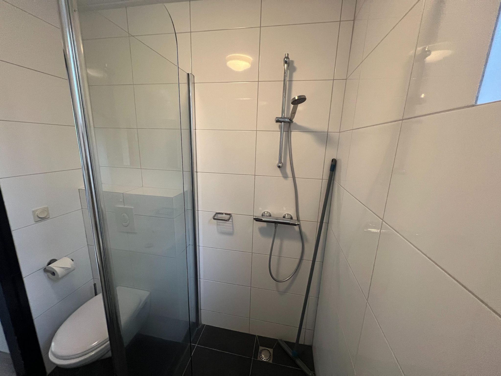 De badkamer van Vosseven 85 Muizeoortje in Stramproy
