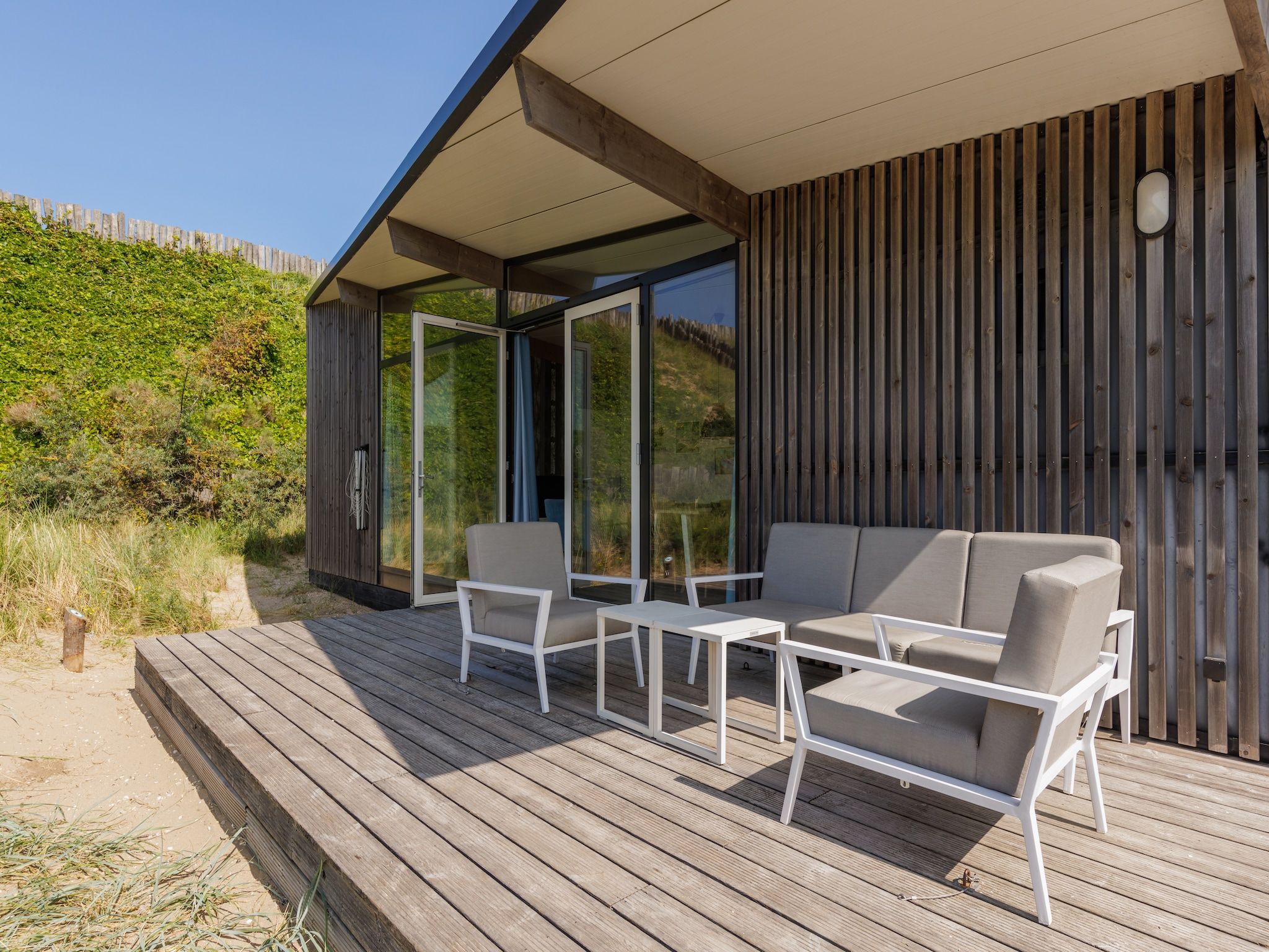 Het terras van Sea Lodges Bloemendaal 5 in Bloemendaal