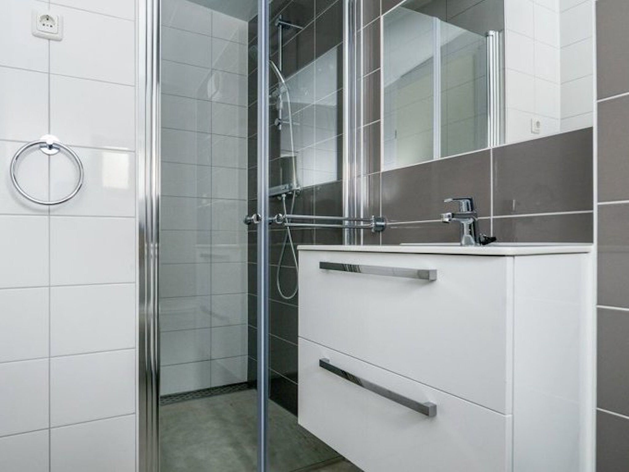 De badkamer van Sea Lodges Bloemendaal 3 in Bloemendaal