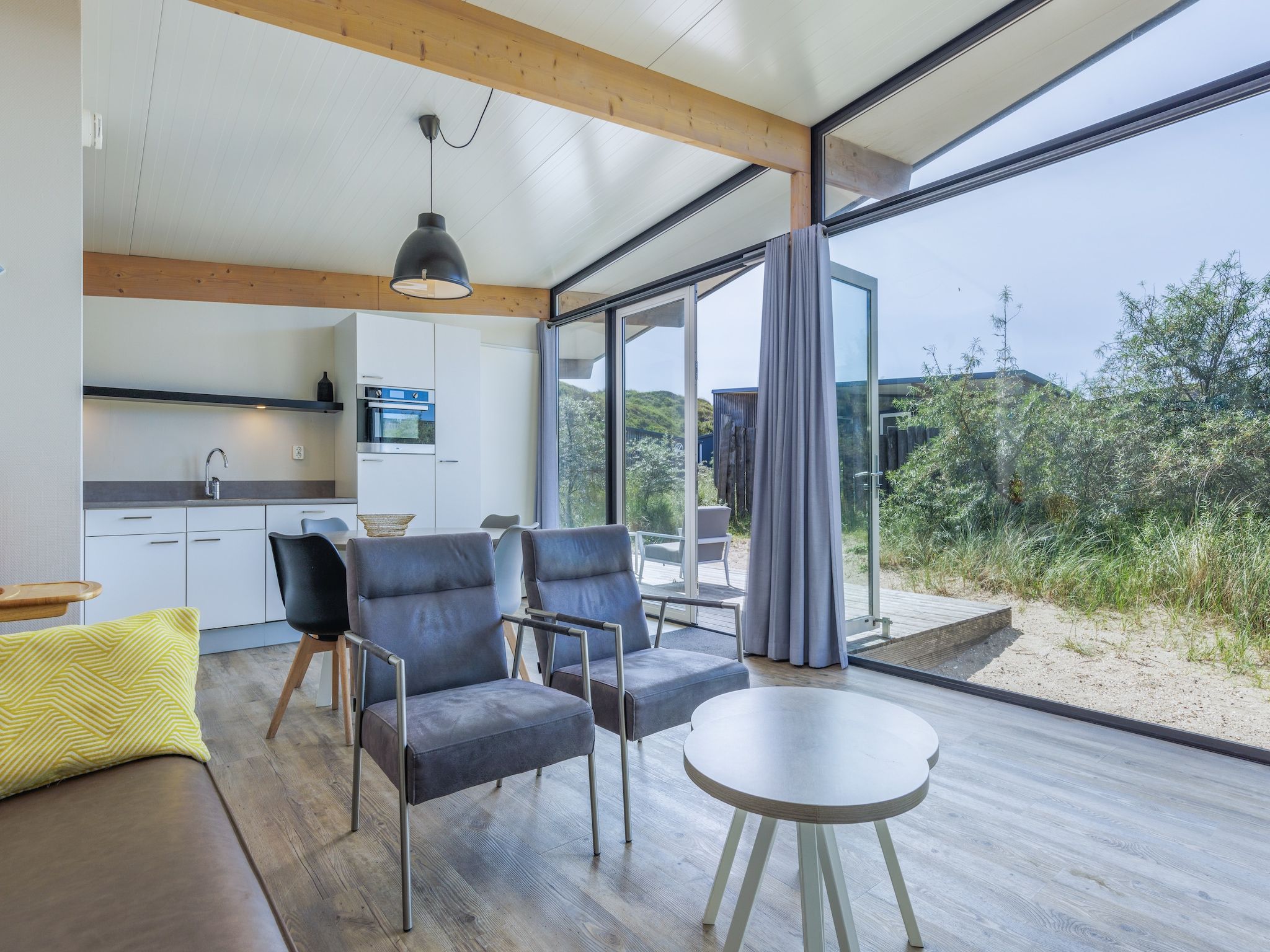 De woonkamer van Sea Lodges Bloemendaal 3 in Bloemendaal