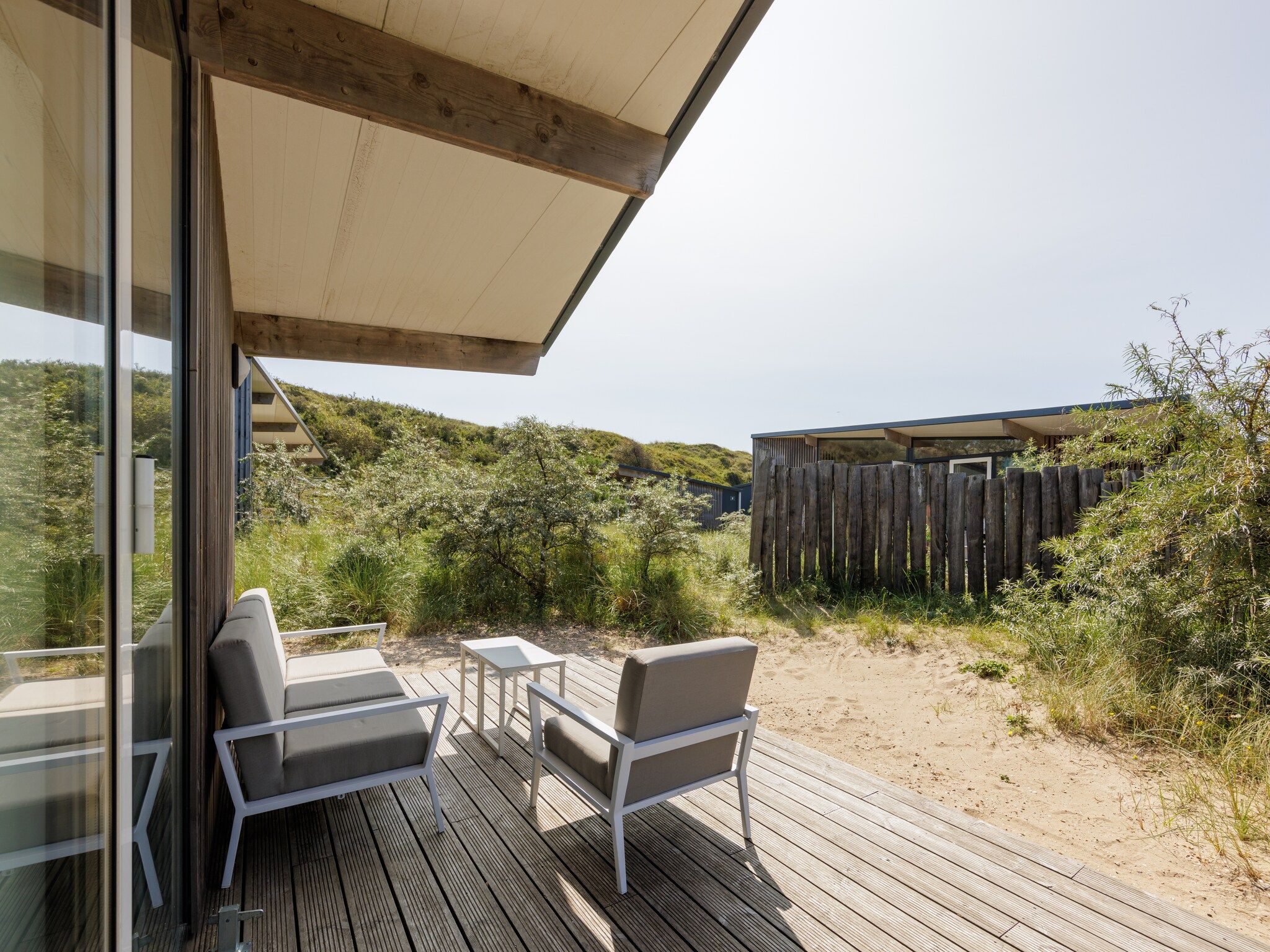Het terras van Sea Lodges Bloemendaal 3 in Bloemendaal