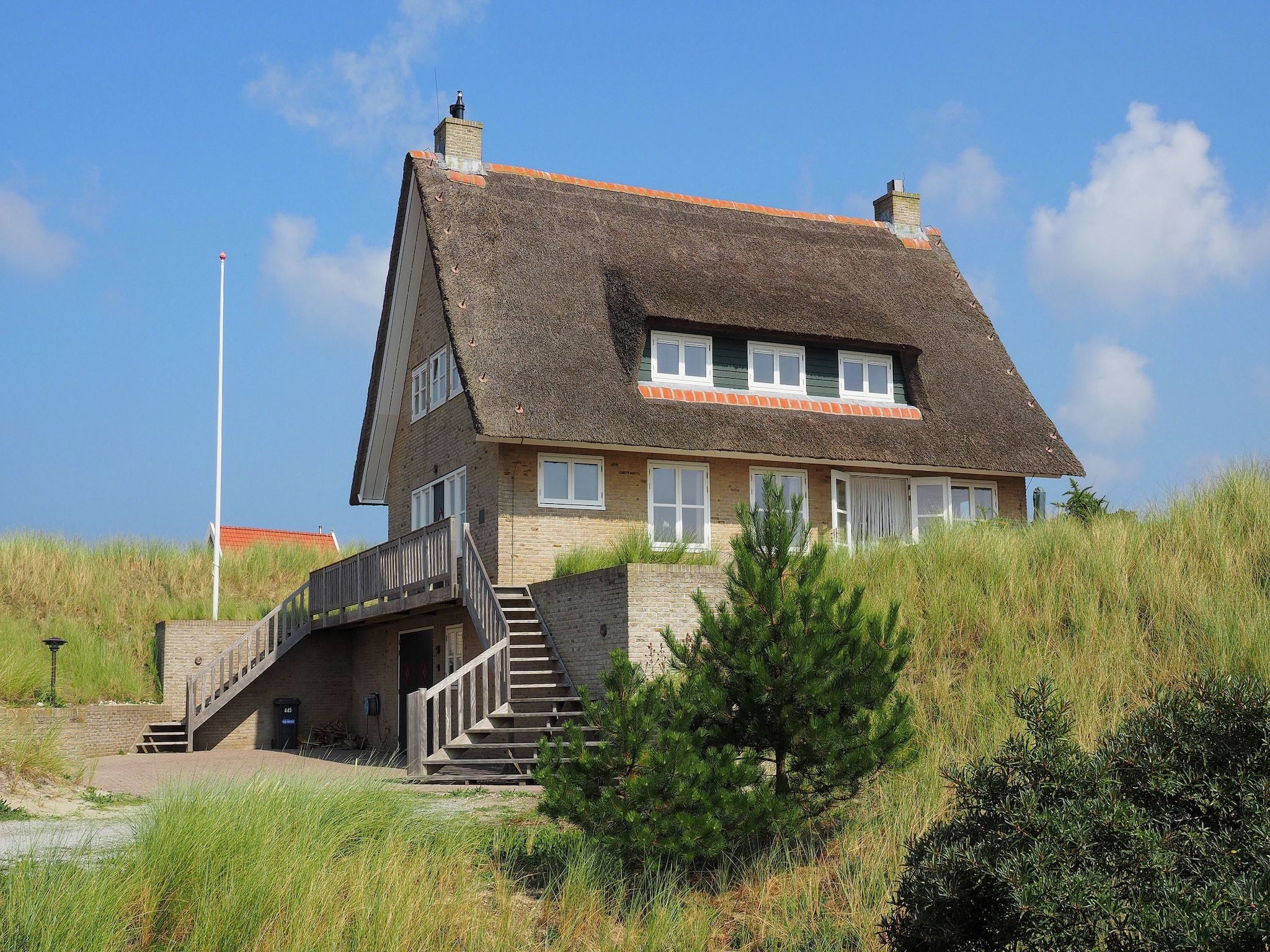 De buitenkant van Duindroom op Terschelling in Midsland Terschelling