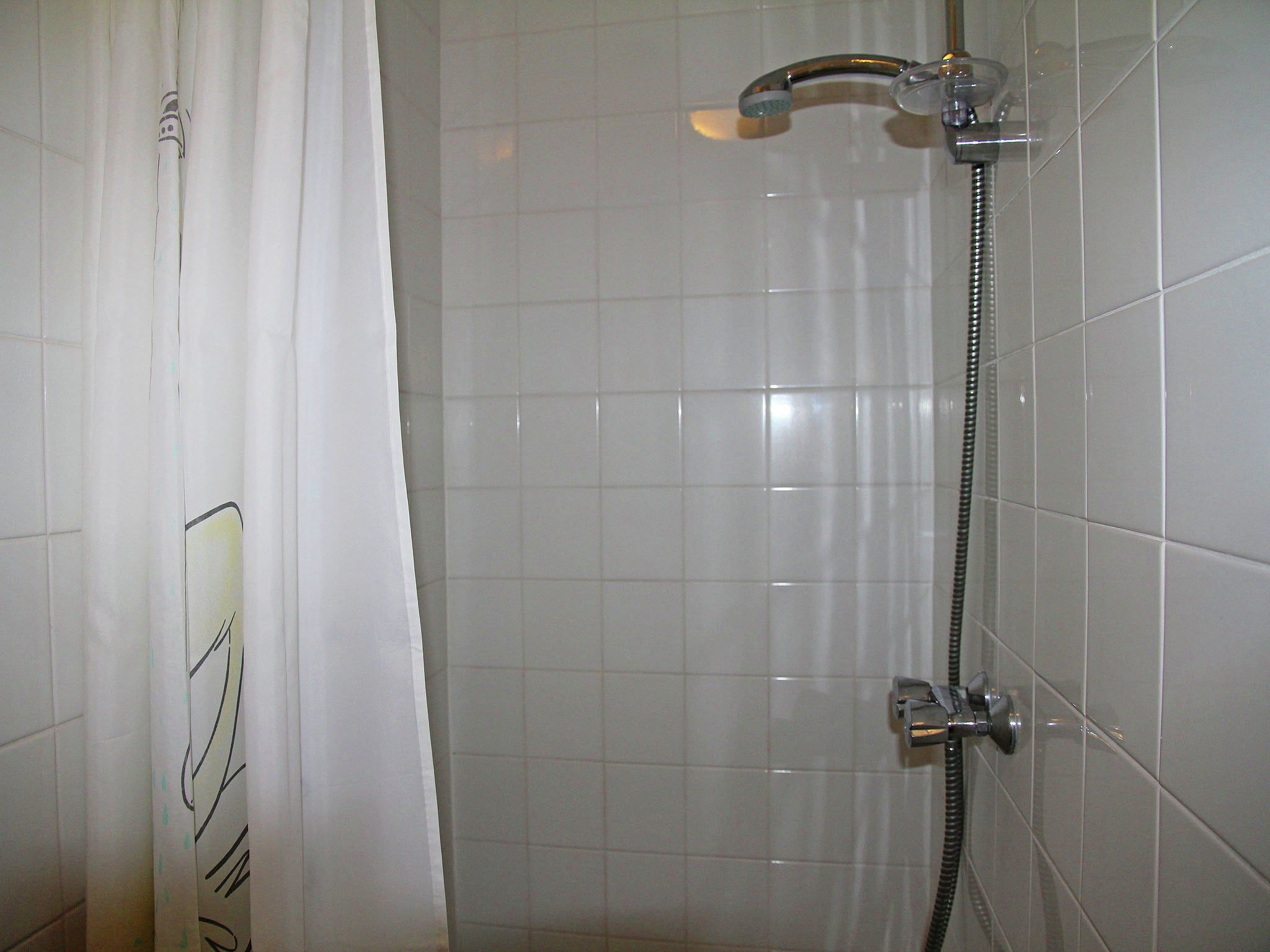 De badkamer van Huize Glory Citrien in Bergen aan zee