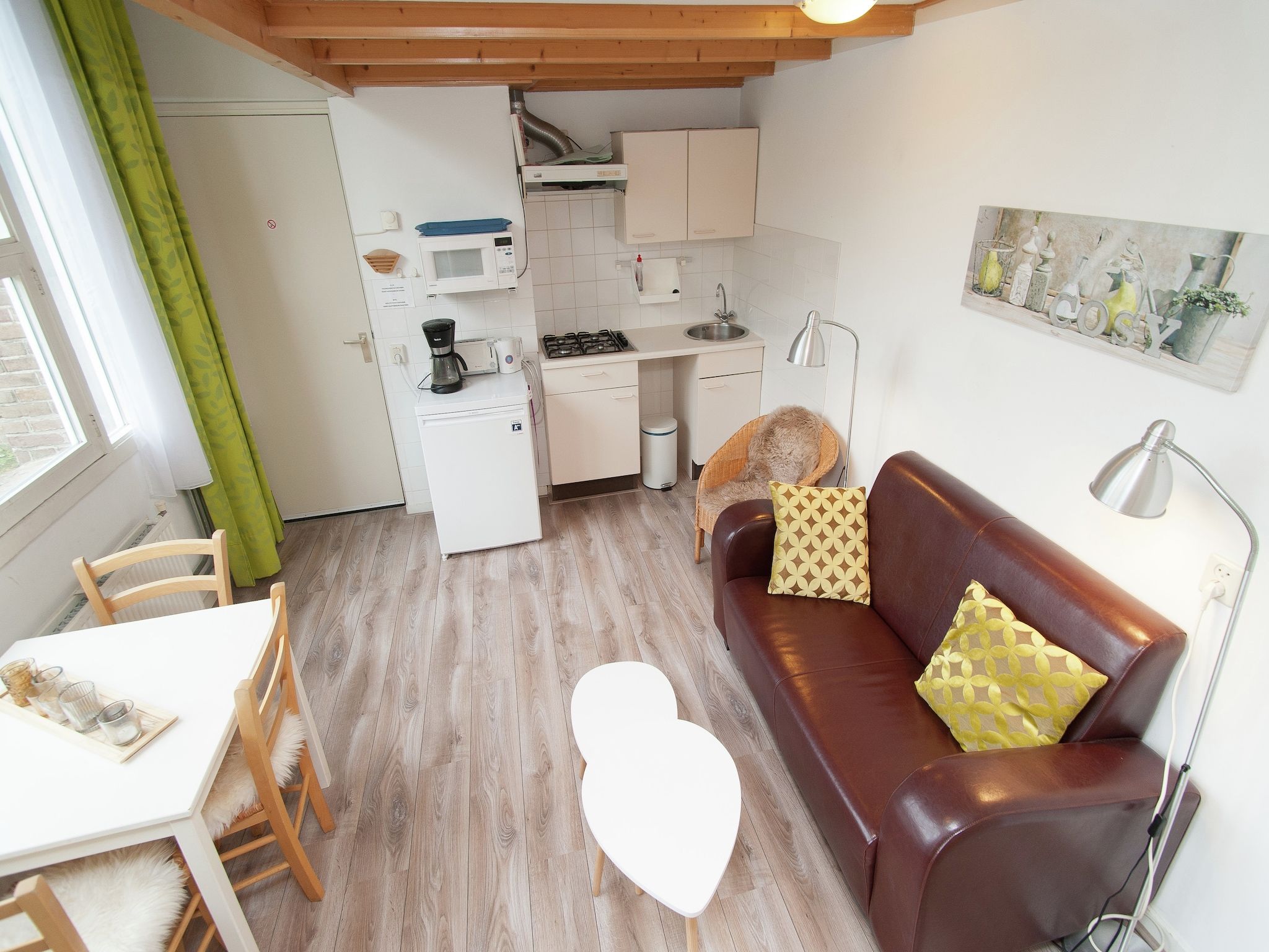 De woonkamer van Huize Glory Citrien in Bergen aan zee