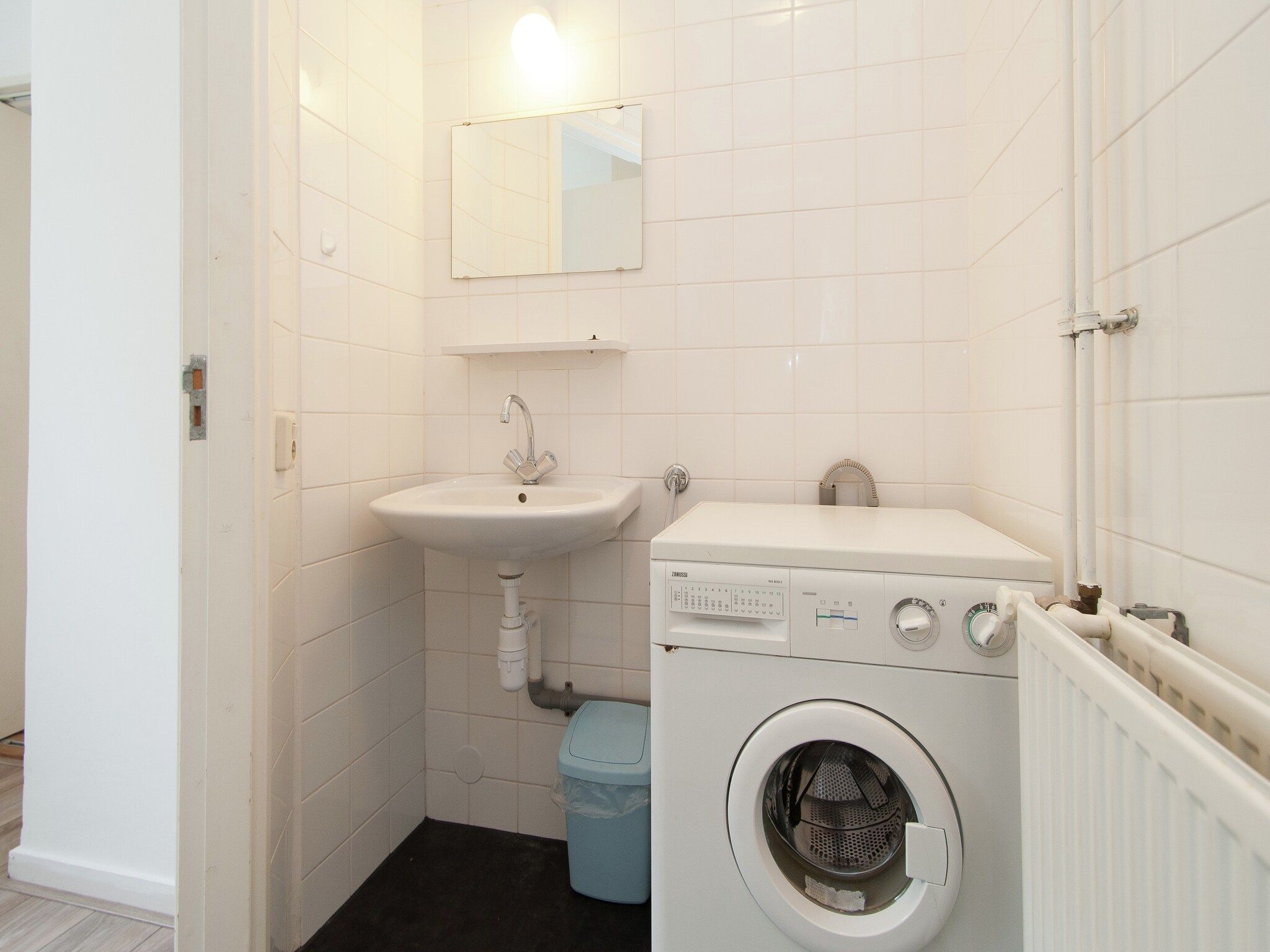 De badkamer van Huize Glory Citrien in Bergen aan zee