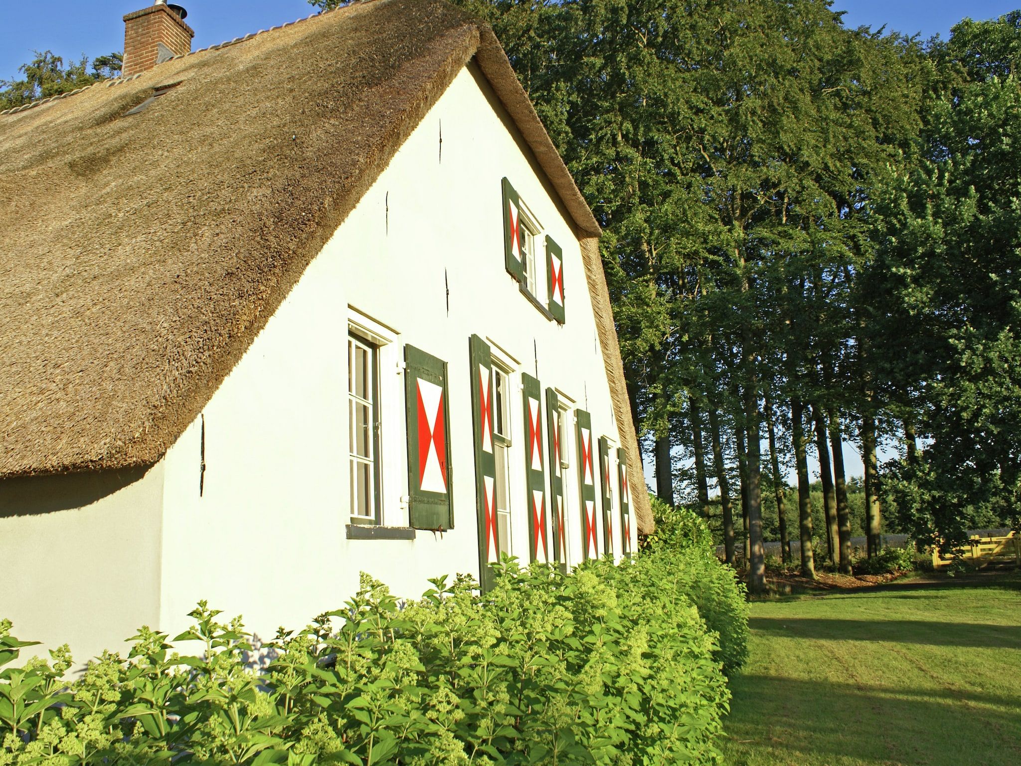 De buitenkant van Hofstede Groot Blankenstein in Doorn