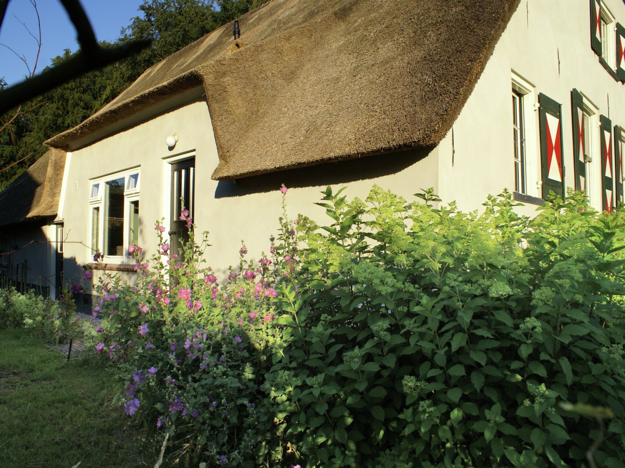 De buitenkant van Hofstede Groot Blankenstein in Doorn