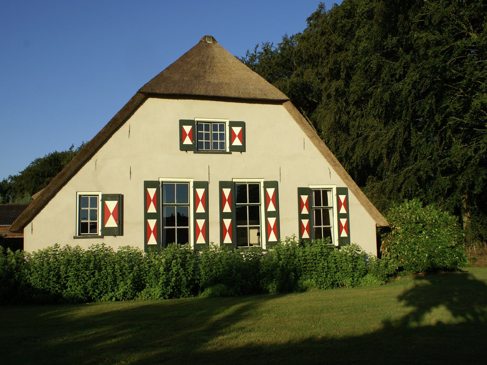 De buitenkant van Hofstede Groot Blankenstein in Doorn