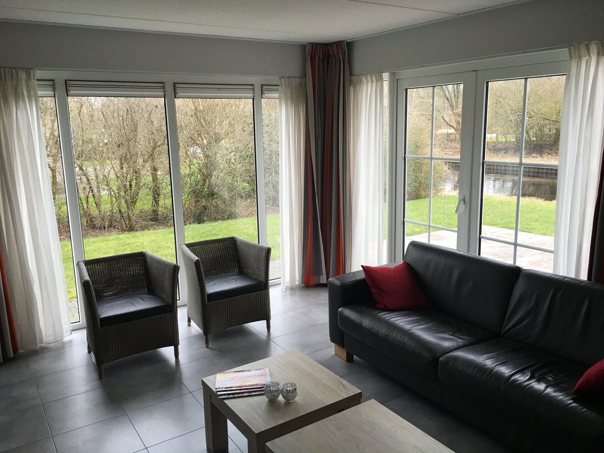De woonkamer van Buitenplaats It Wiid 7 in Eernewoud