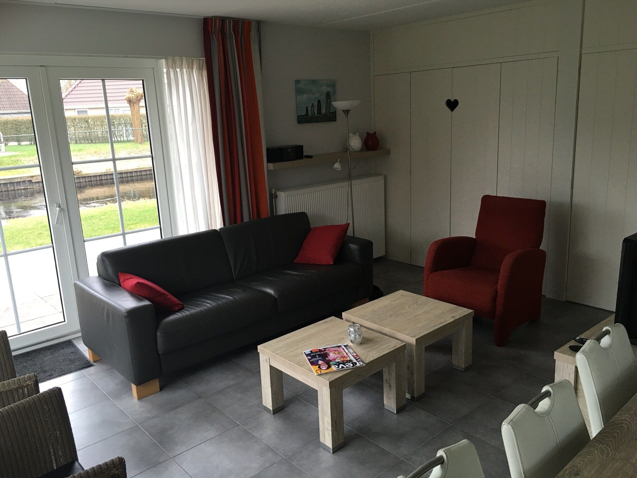 De woonkamer van Buitenplaats It Wiid 7 in Eernewoud