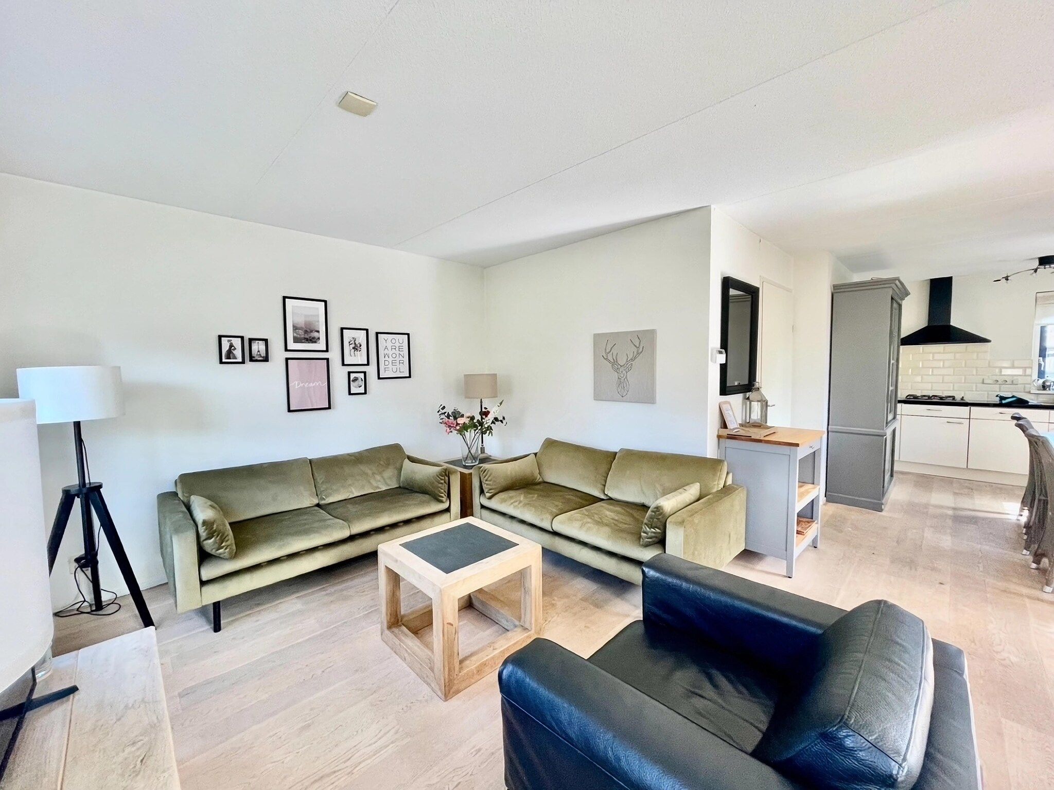 De woonkamer van Villa Jean in Schoorl