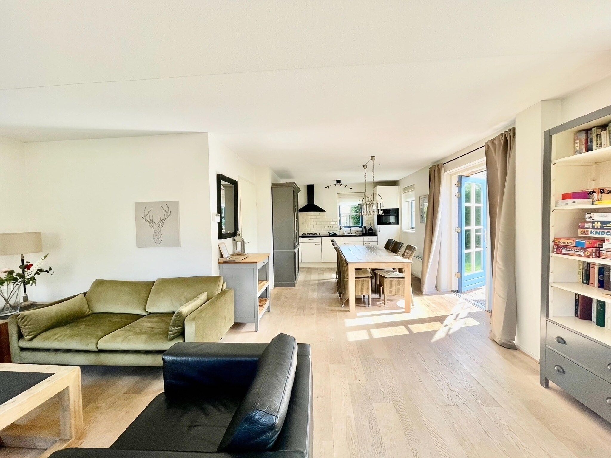 De woonkamer van Villa Jean in Schoorl