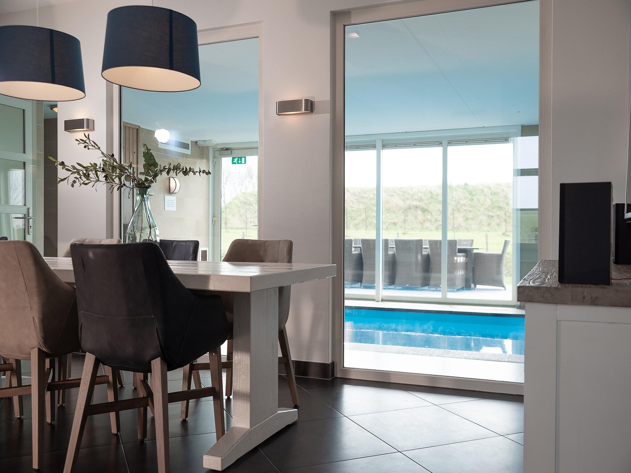 De eetkamer van Luxe Beveland met Zwembad in Colijnsplaat