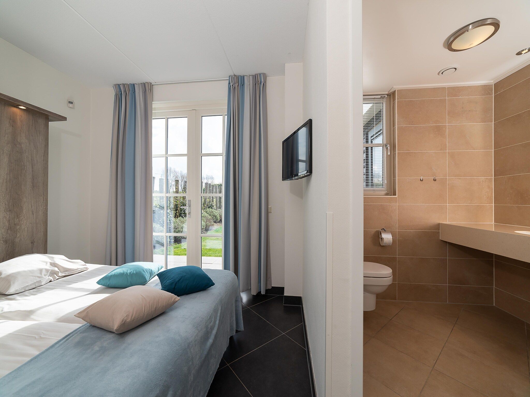 Een slaapkamer van Luxe Beveland met zwembad  sauna in Colijnsplaat