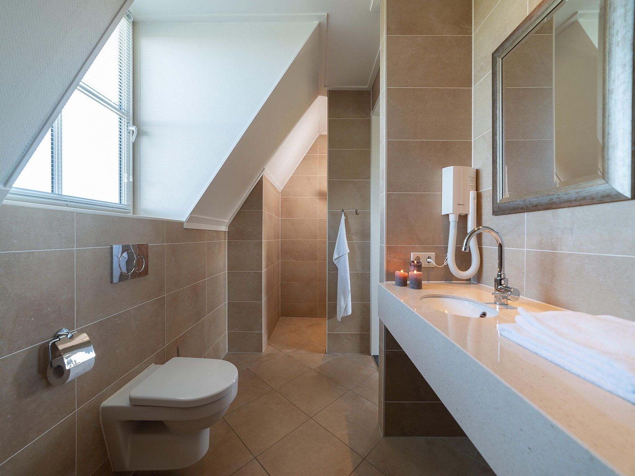 De badkamer van Luxe Beveland met zwembad  sauna in Colijnsplaat