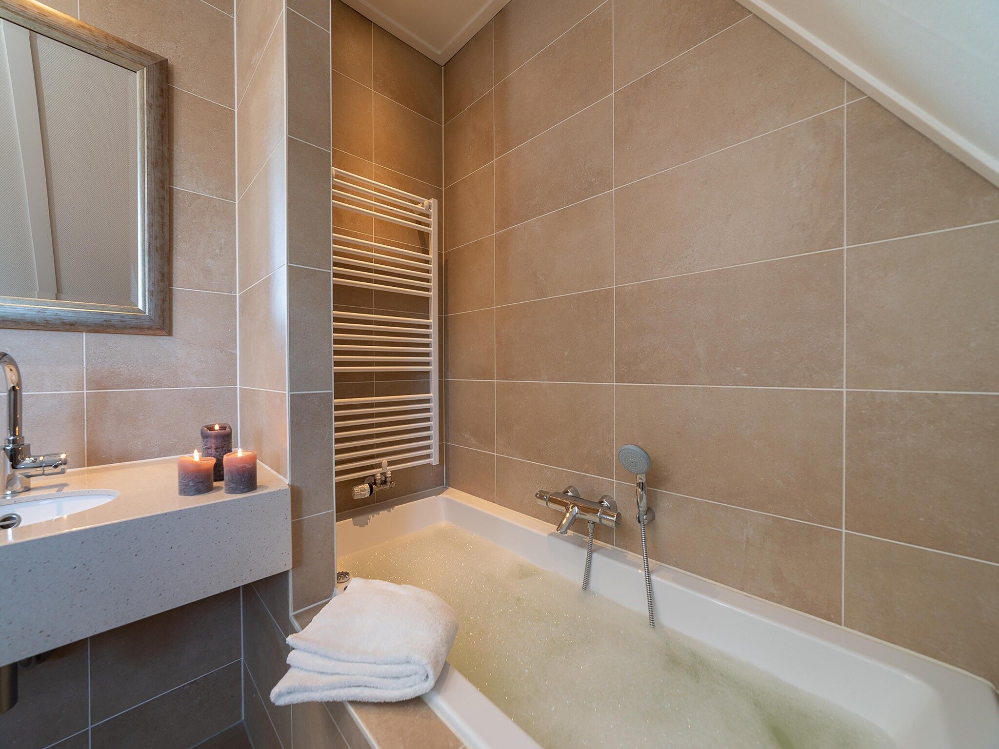 De badkamer van Luxe Beveland met zwembad  sauna in Colijnsplaat