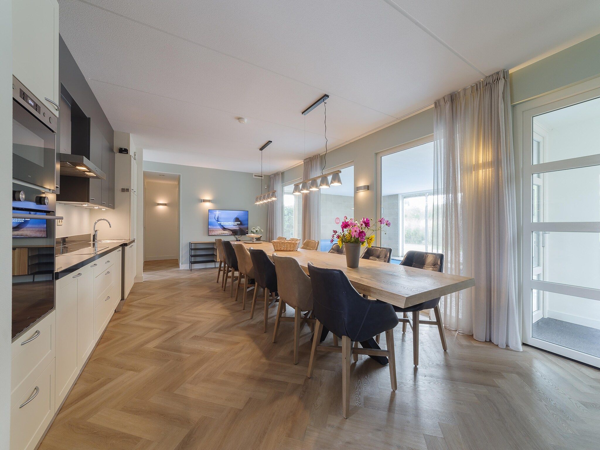 De eetkamer van Luxe Beveland met zwembad  sauna in Colijnsplaat