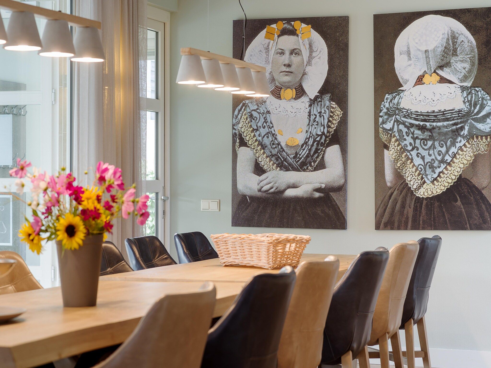 De eetkamer van Luxe Beveland met zwembad  sauna in Colijnsplaat