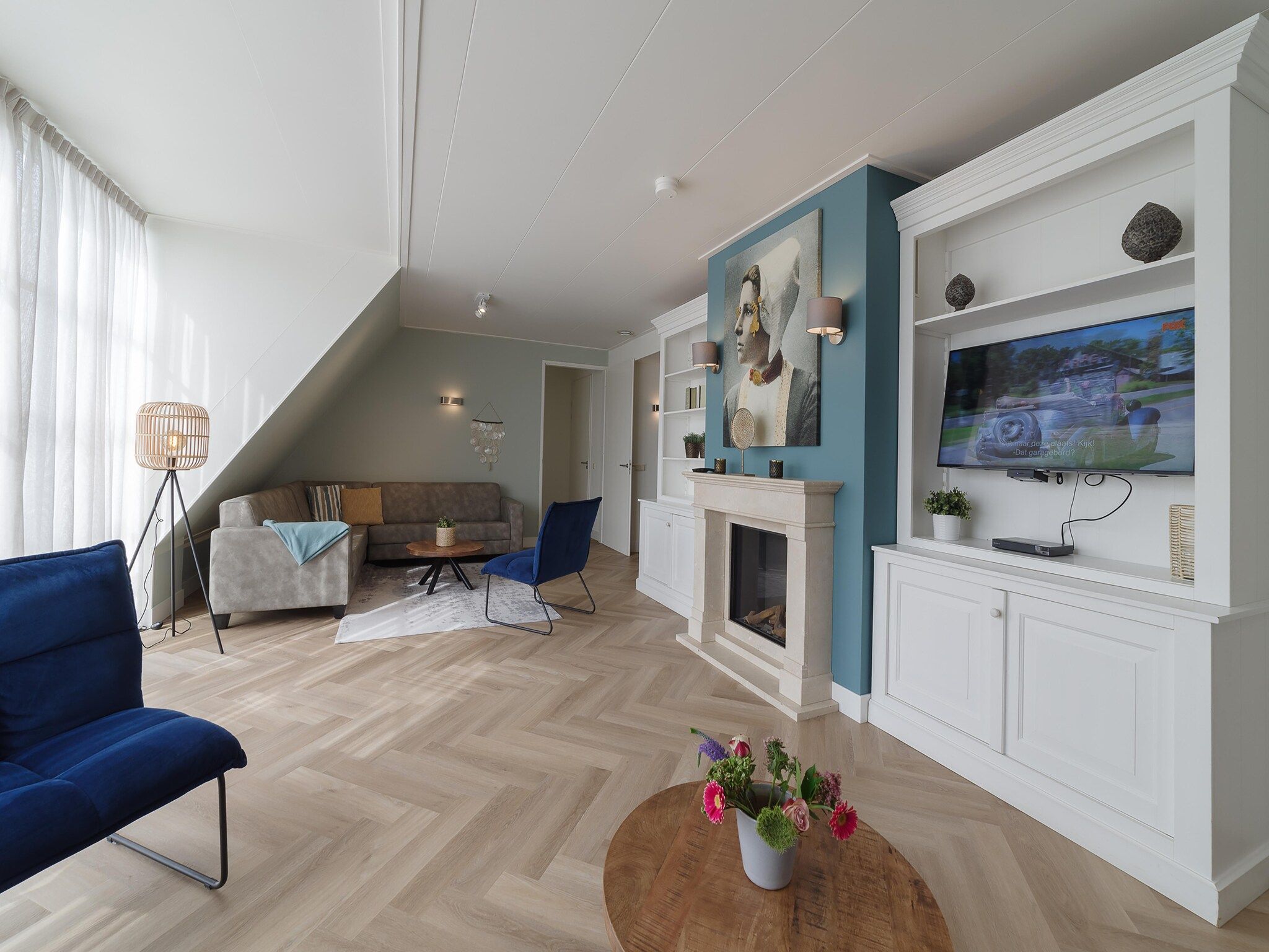 De woonkamer van Luxe Beveland met zwembad  sauna in Colijnsplaat