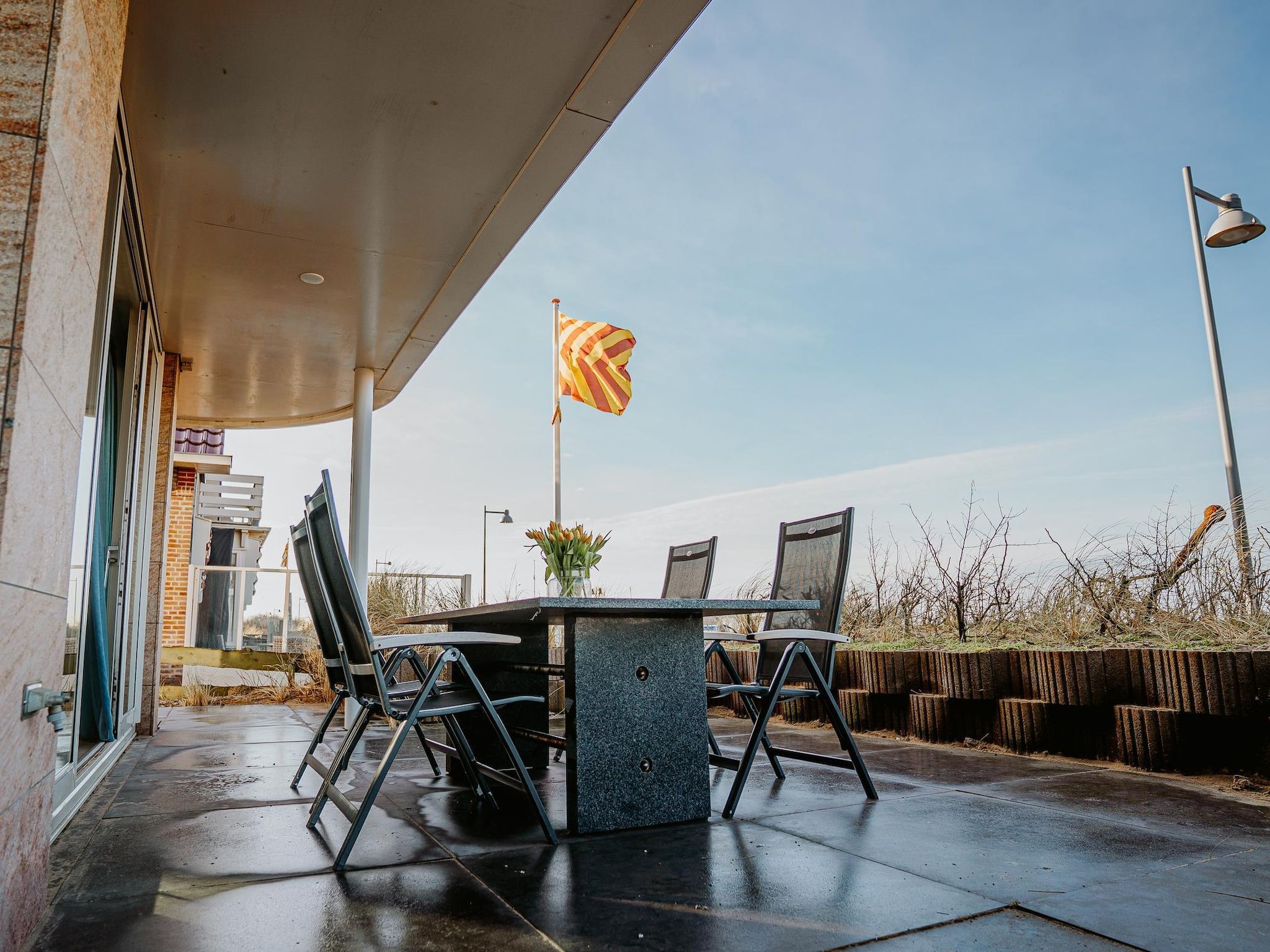 Het terras van De ZeeParel Red Lobster in Egmond aan zee