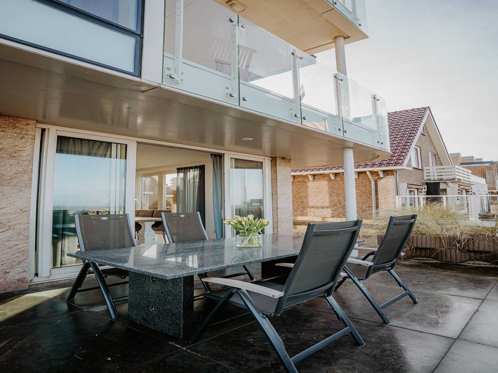 Het terras van De ZeeParel Red Lobster in Egmond aan zee