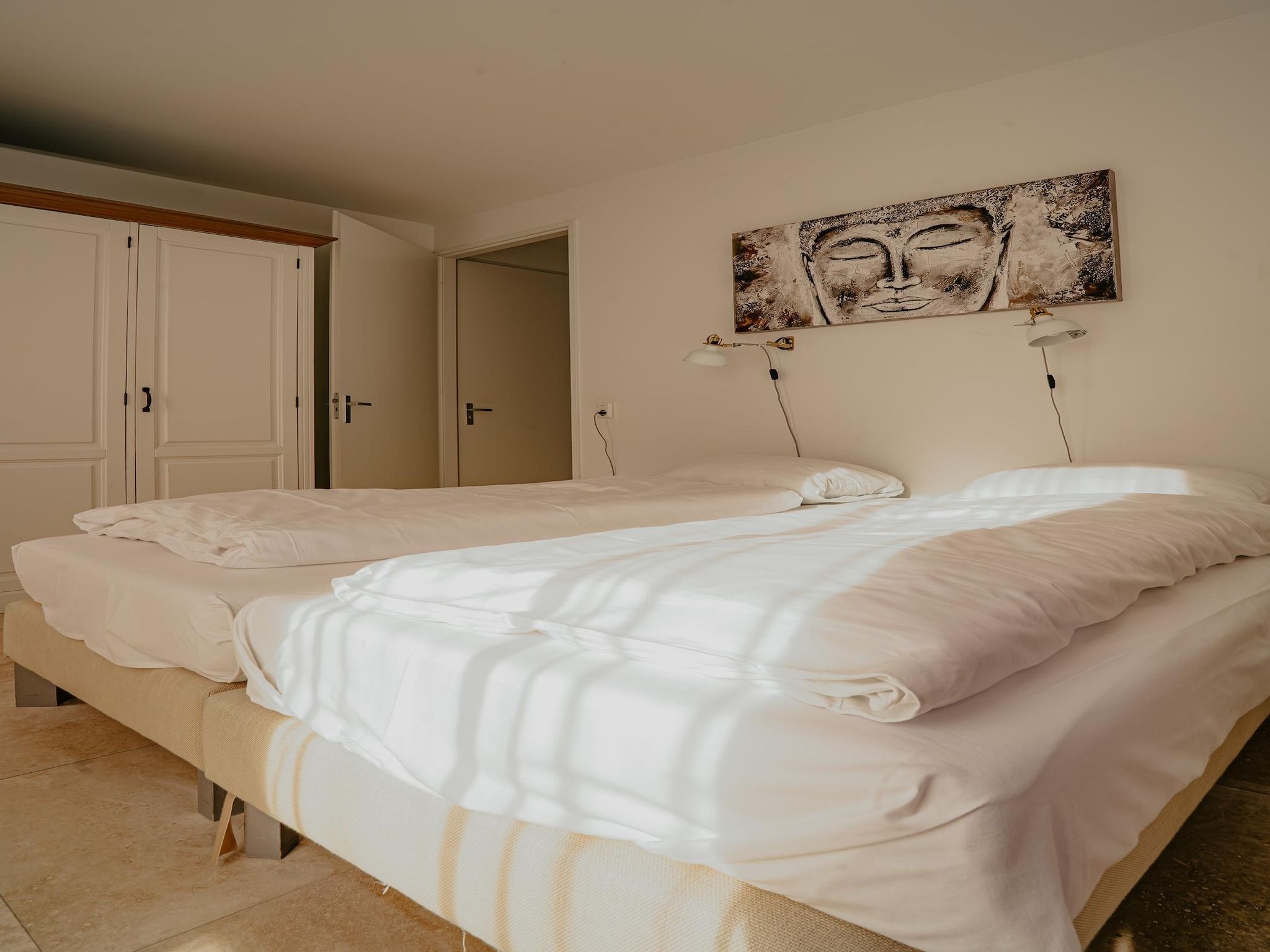 Een slaapkamer van De ZeeParel Red Lobster in Egmond aan zee