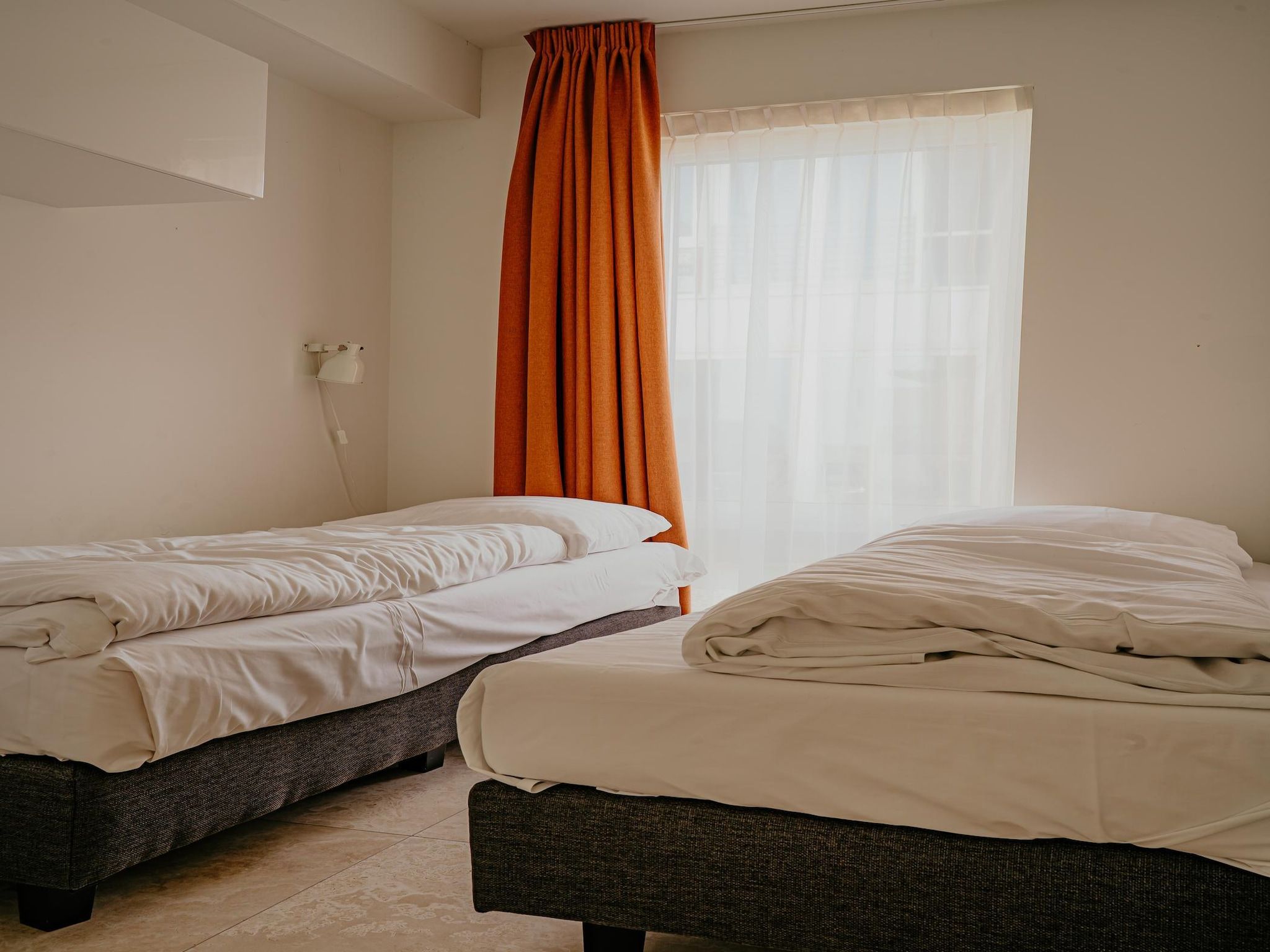Een slaapkamer van De ZeeParel Red Lobster in Egmond aan zee