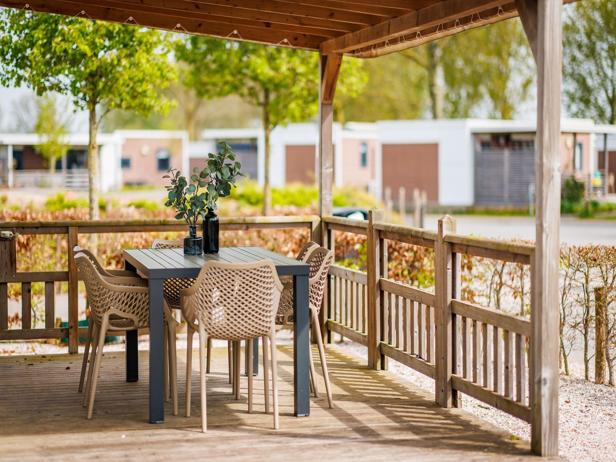 Het terras van Vakantiepark Eiland van Maurik 3 in Maurik