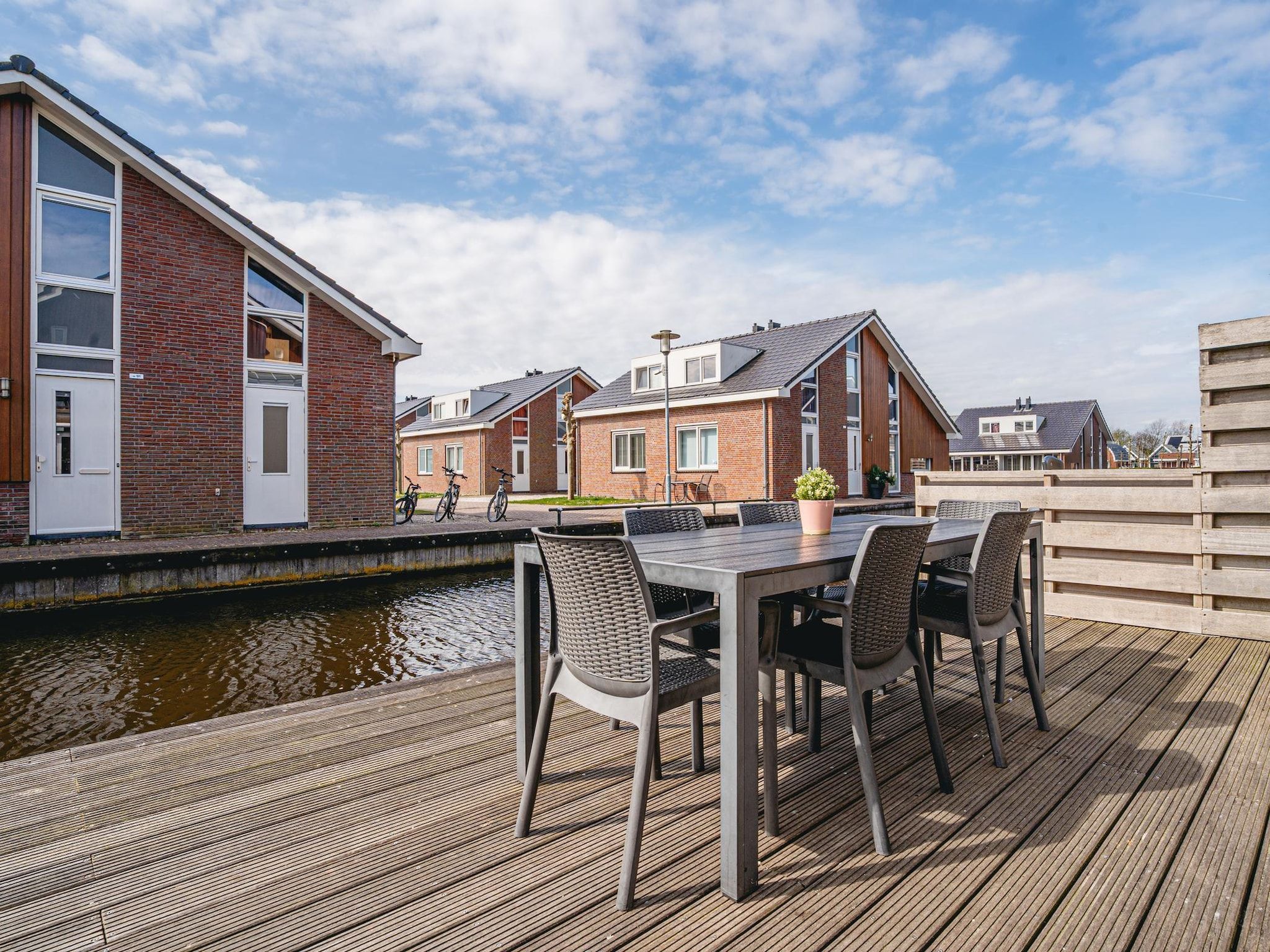 Het terras van Waterpark de Meerparel 8 in Uitgeest