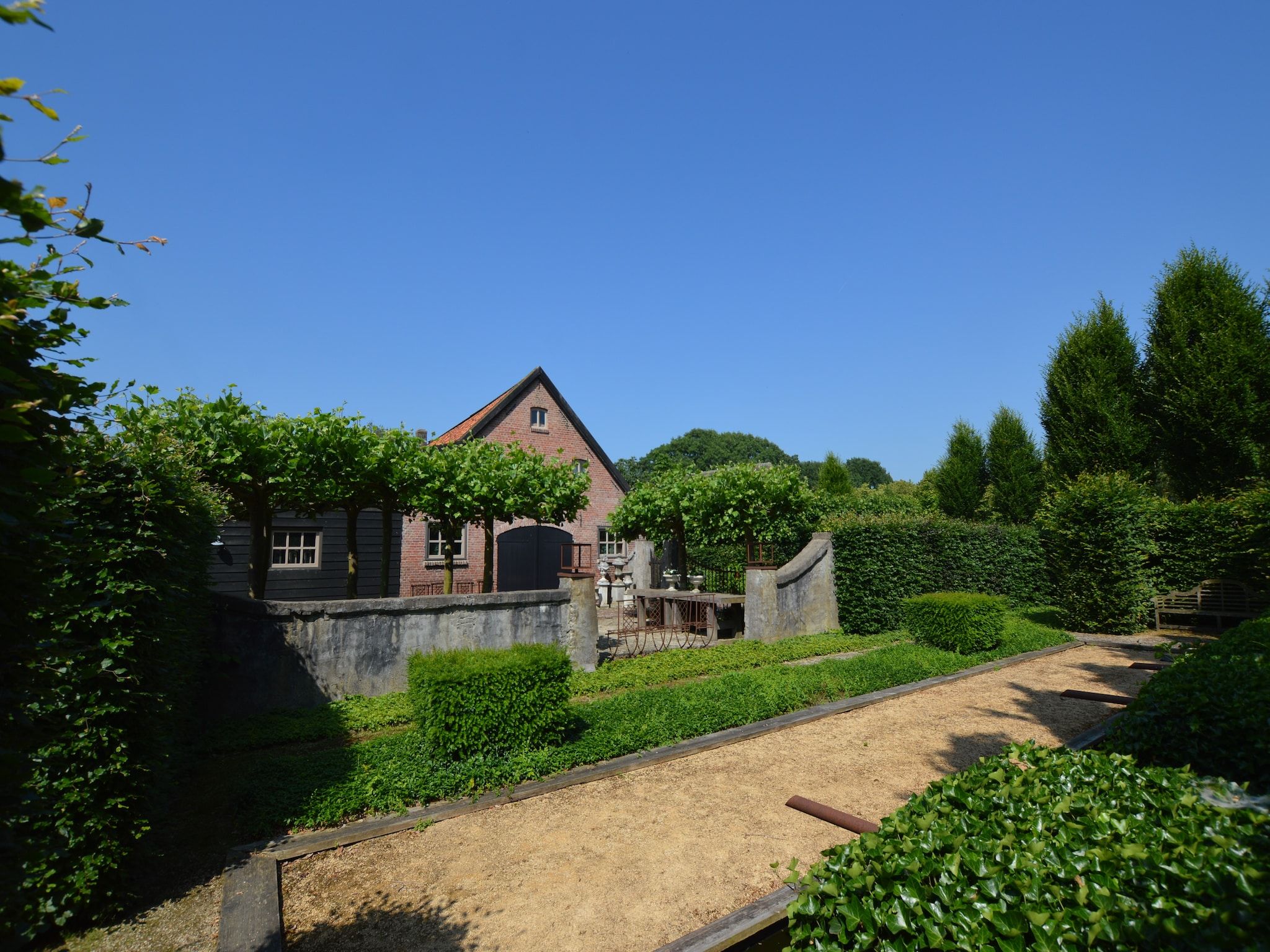 De tuin van La Grande Maison Douce in Alphen