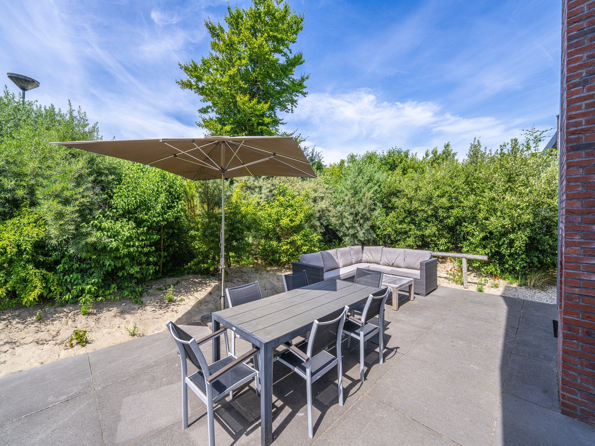 Het terras van Villa Egmond in Egmond aan den Hoef