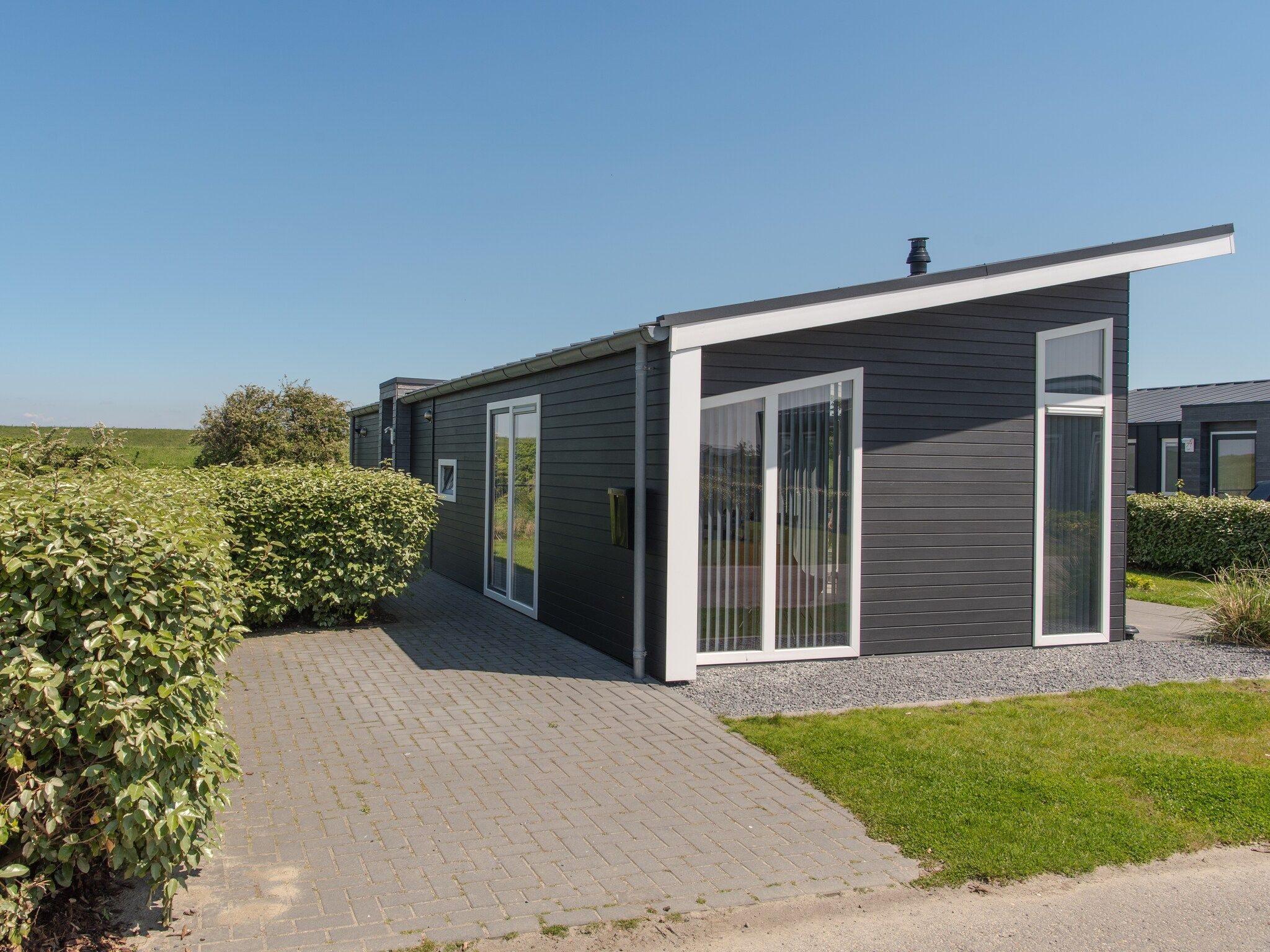De buitenkant van Water Resort Oosterschelde 69 in Wemeldinge