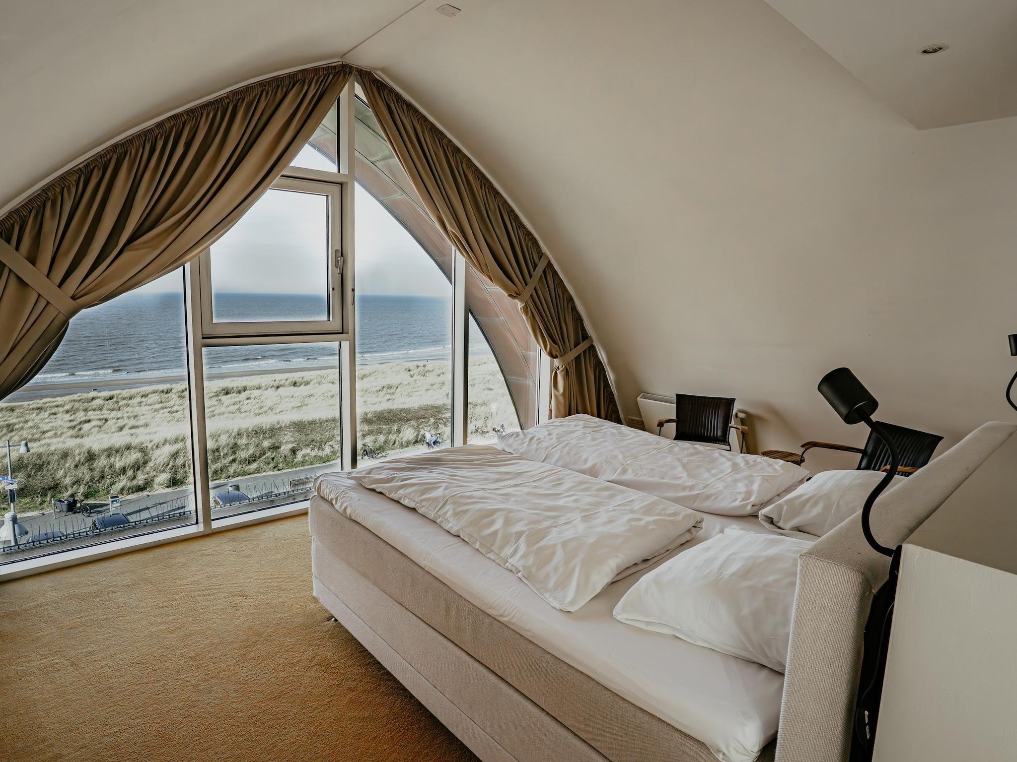 Een slaapkamer van De ZeeParel Pink Shrimp in Egmond aan zee