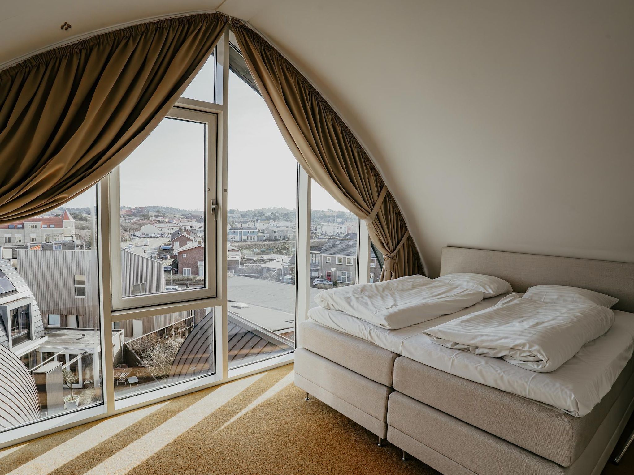 Een slaapkamer van De ZeeParel Pink Shrimp in Egmond aan zee