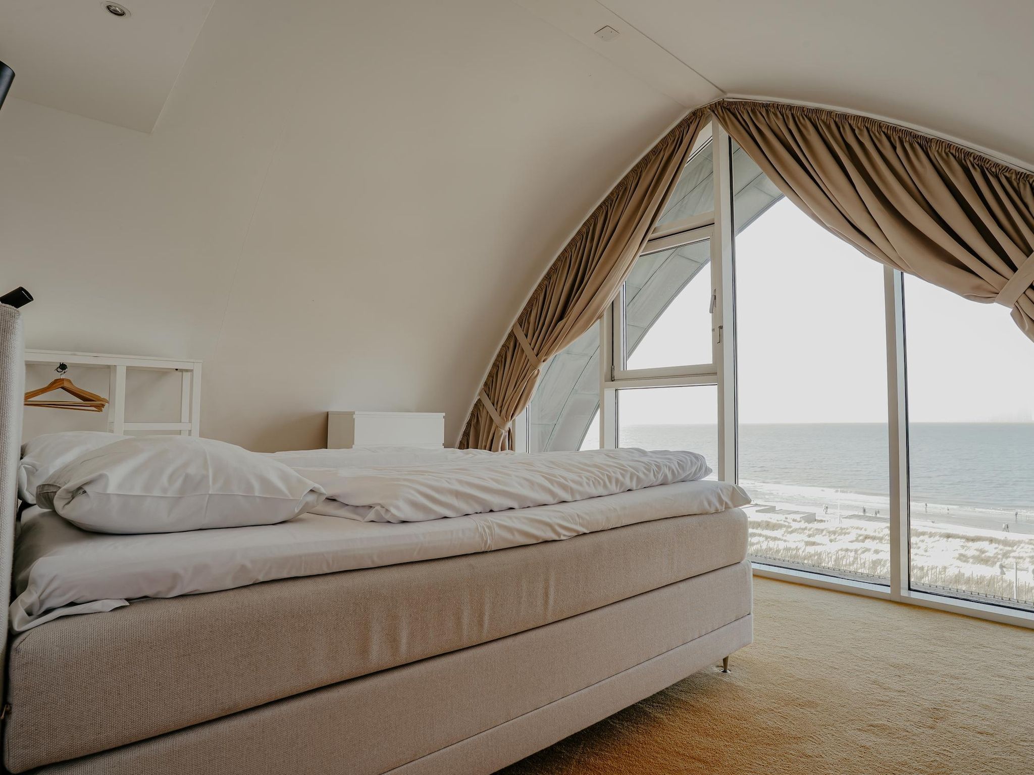 Een slaapkamer van De ZeeParel Pink Shrimp in Egmond aan zee