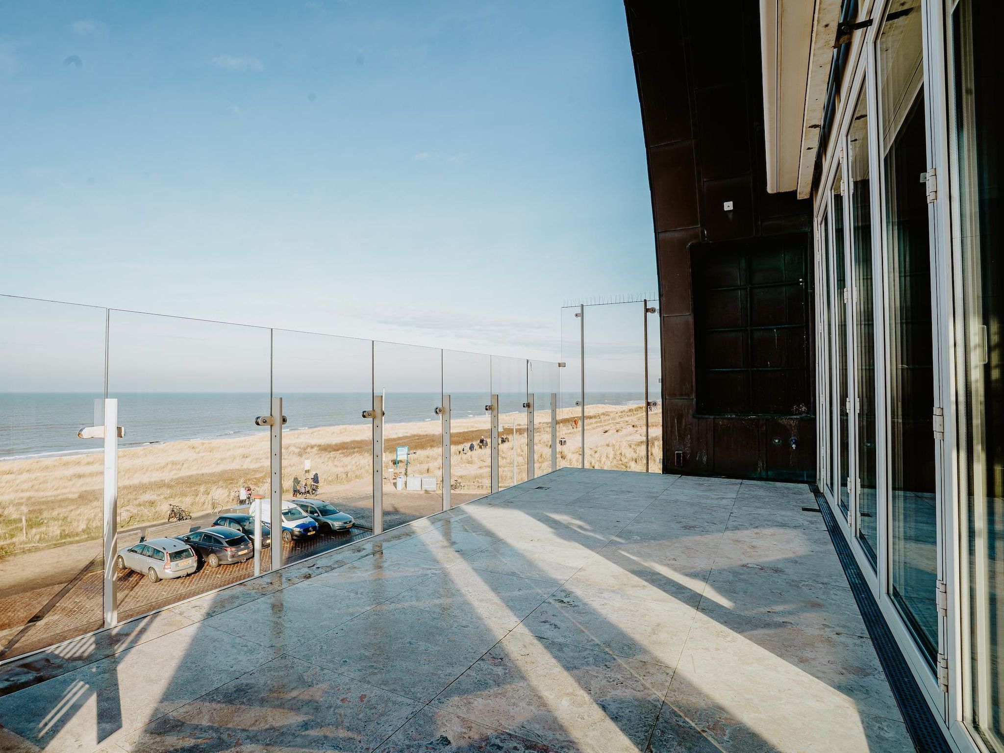 Het terras van De ZeeParel Pink Shrimp in Egmond aan zee