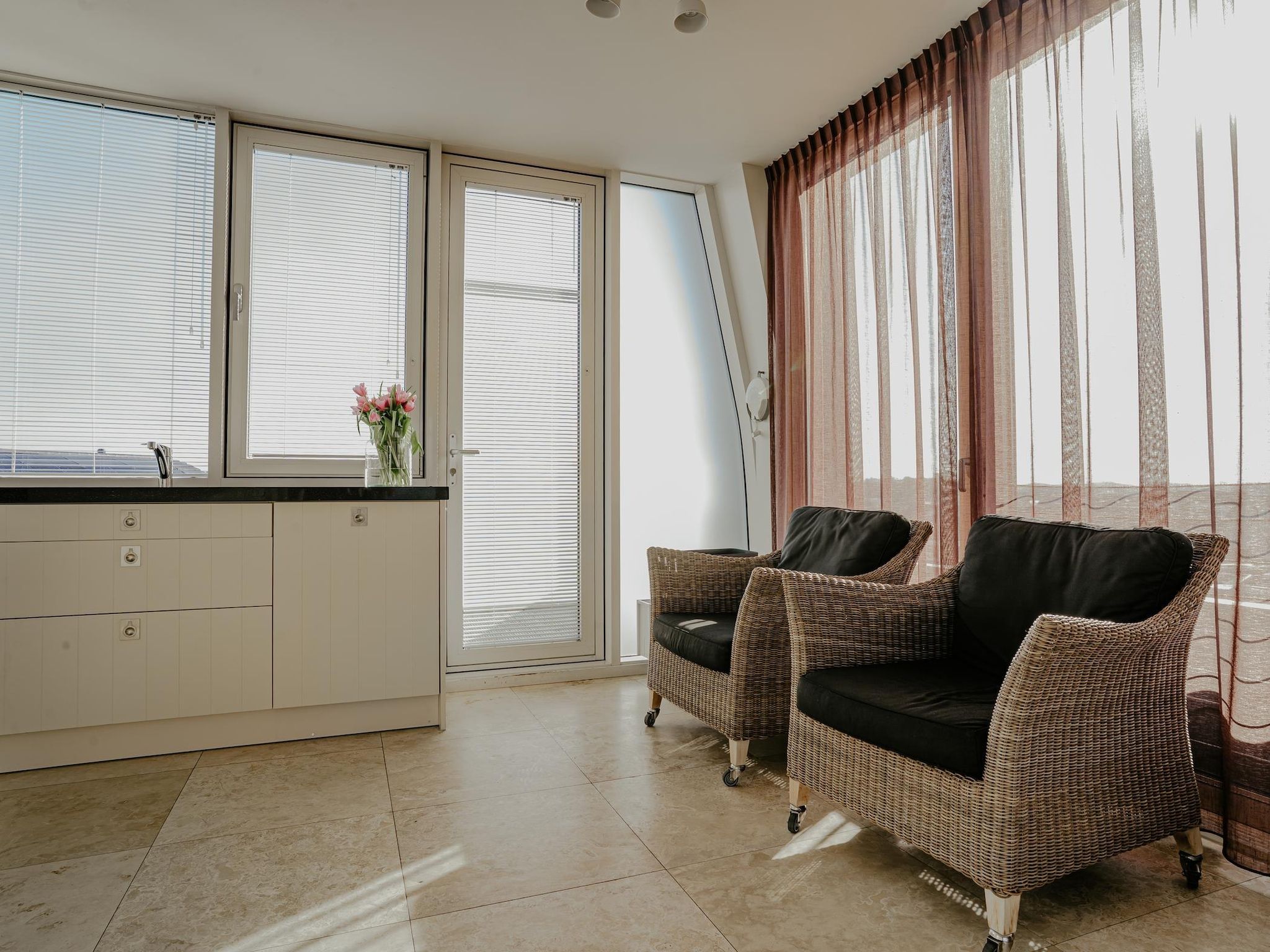De woonkamer van De ZeeParel Pink Shrimp in Egmond aan zee