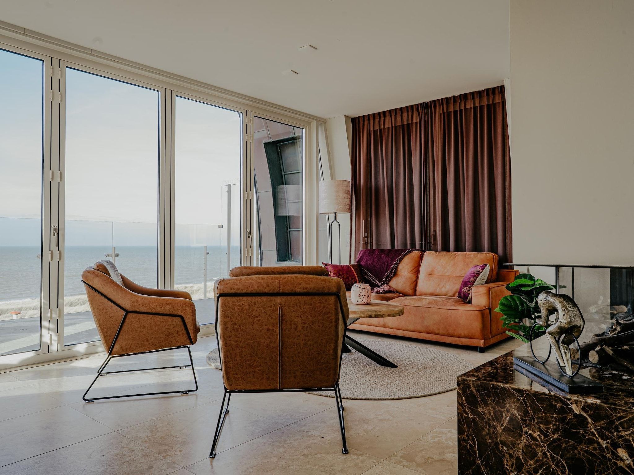 De woonkamer van De ZeeParel Pink Shrimp in Egmond aan zee