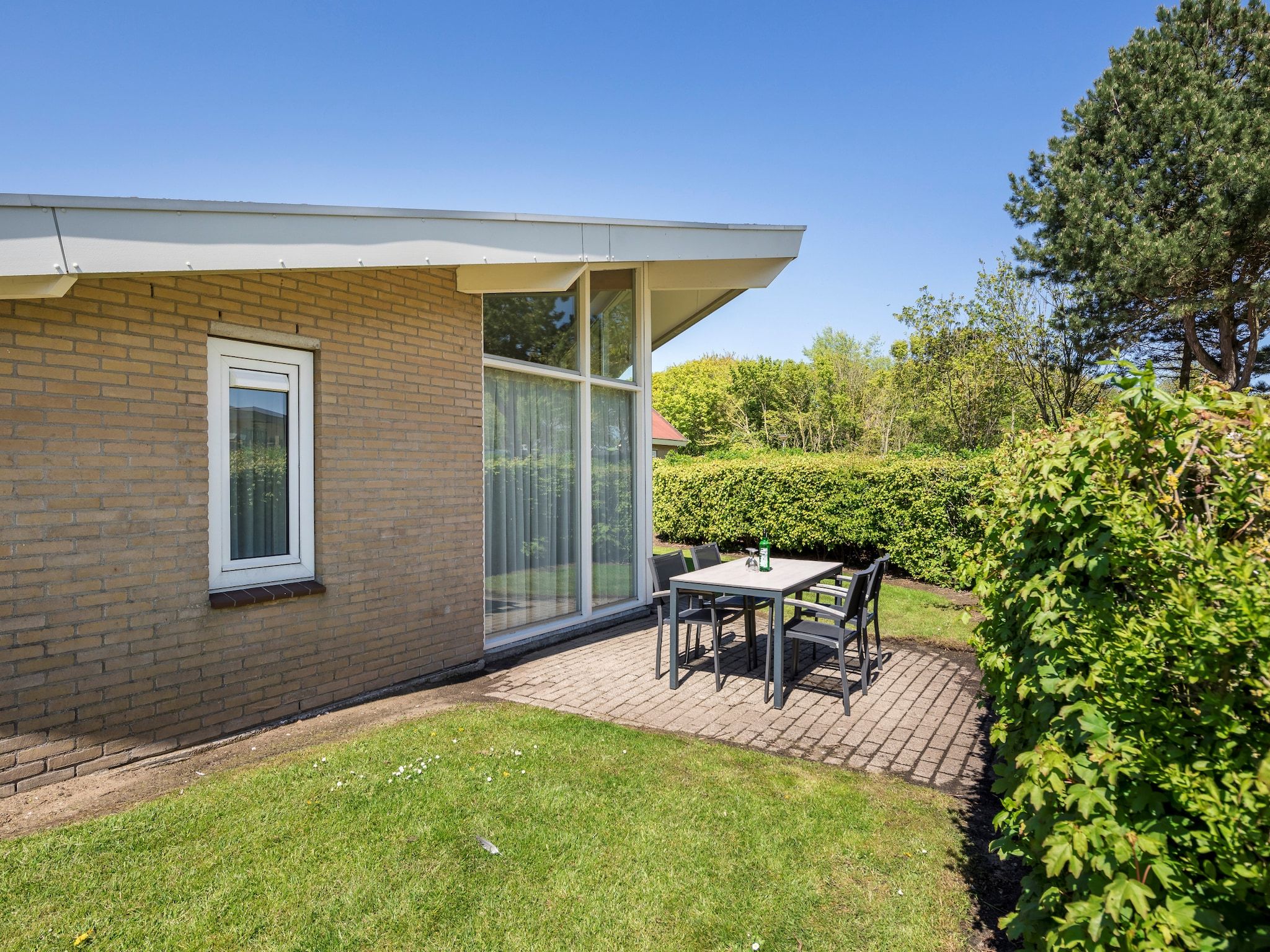 Het terras van Vakantiepark Hof Domburg 12 in Domburg