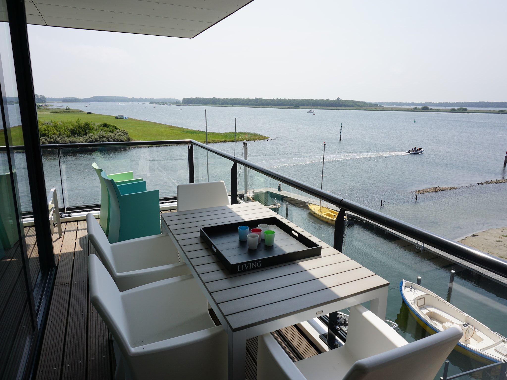 Het terras van Veerse Muze 7f in Kamperland