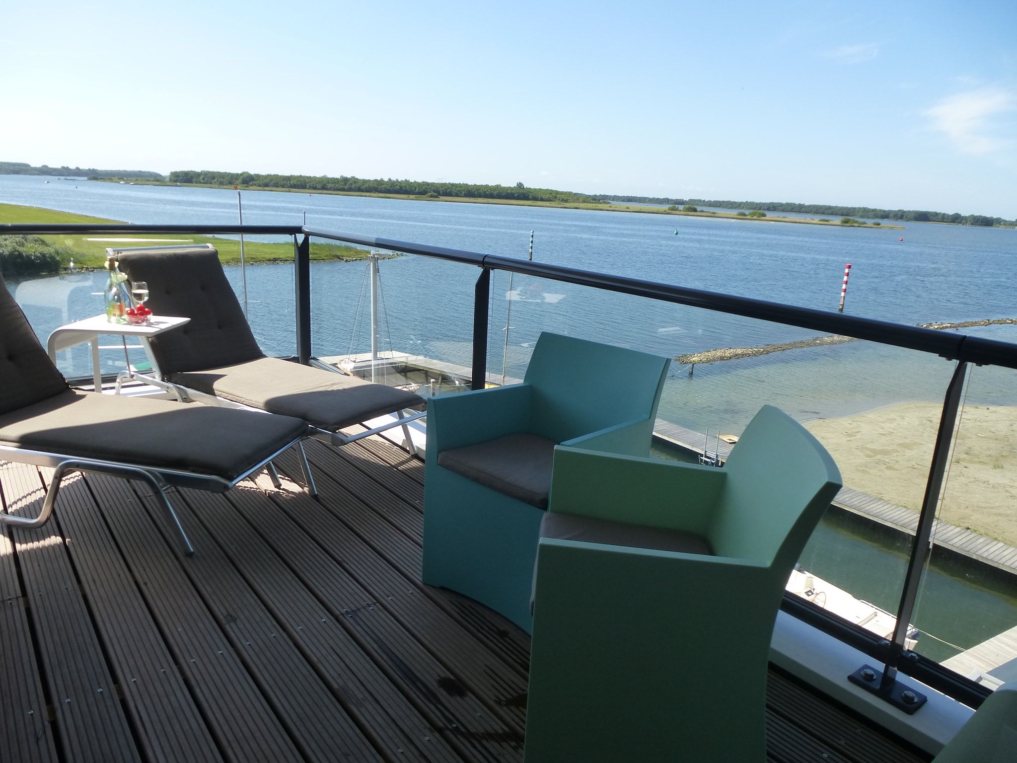 Het terras van Veerse Muze 7f in Kamperland