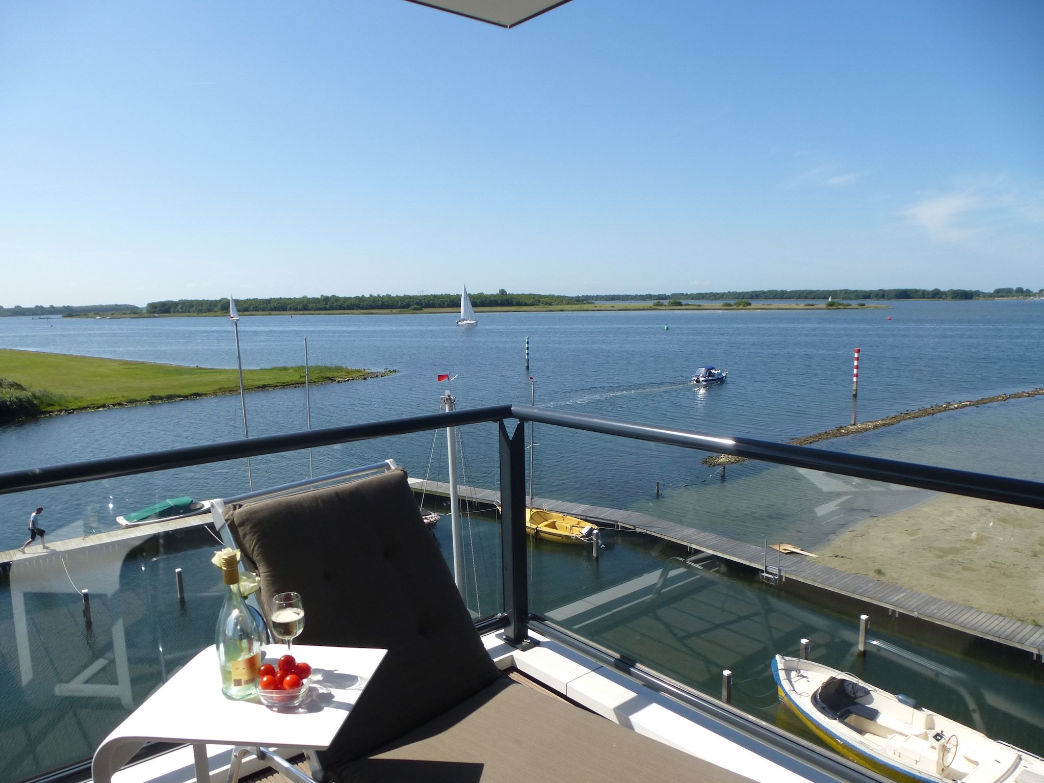 Het terras van Veerse Muze 7f in Kamperland