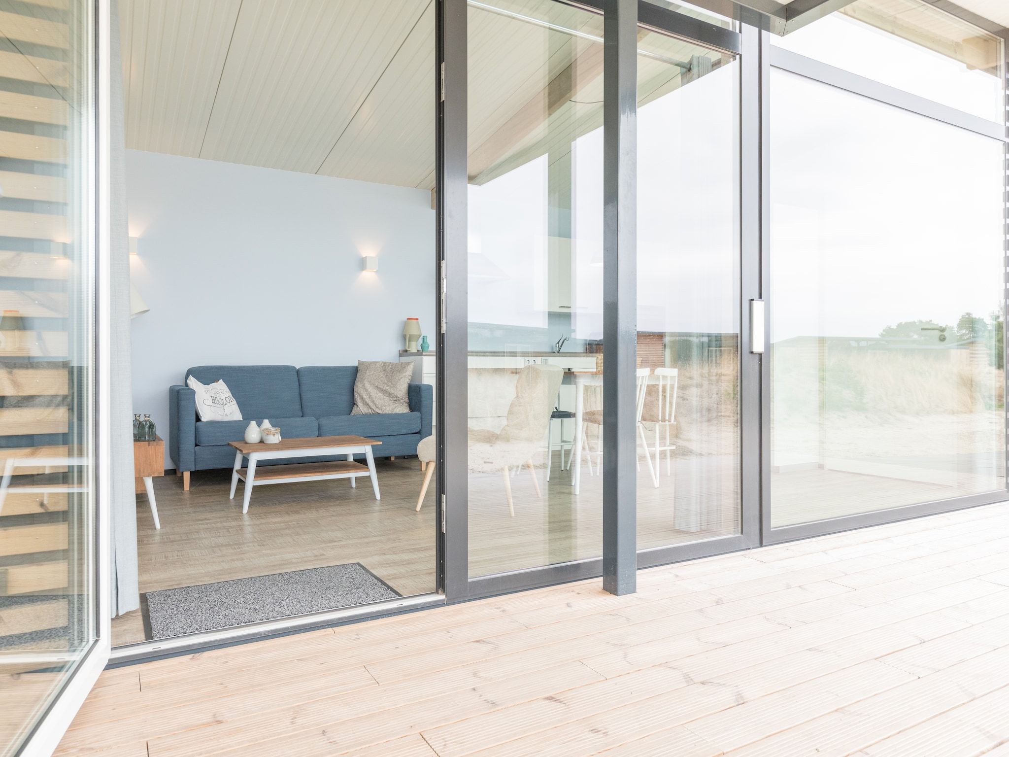 Het terras van Sea Lodges Ameland 4 in Hollum