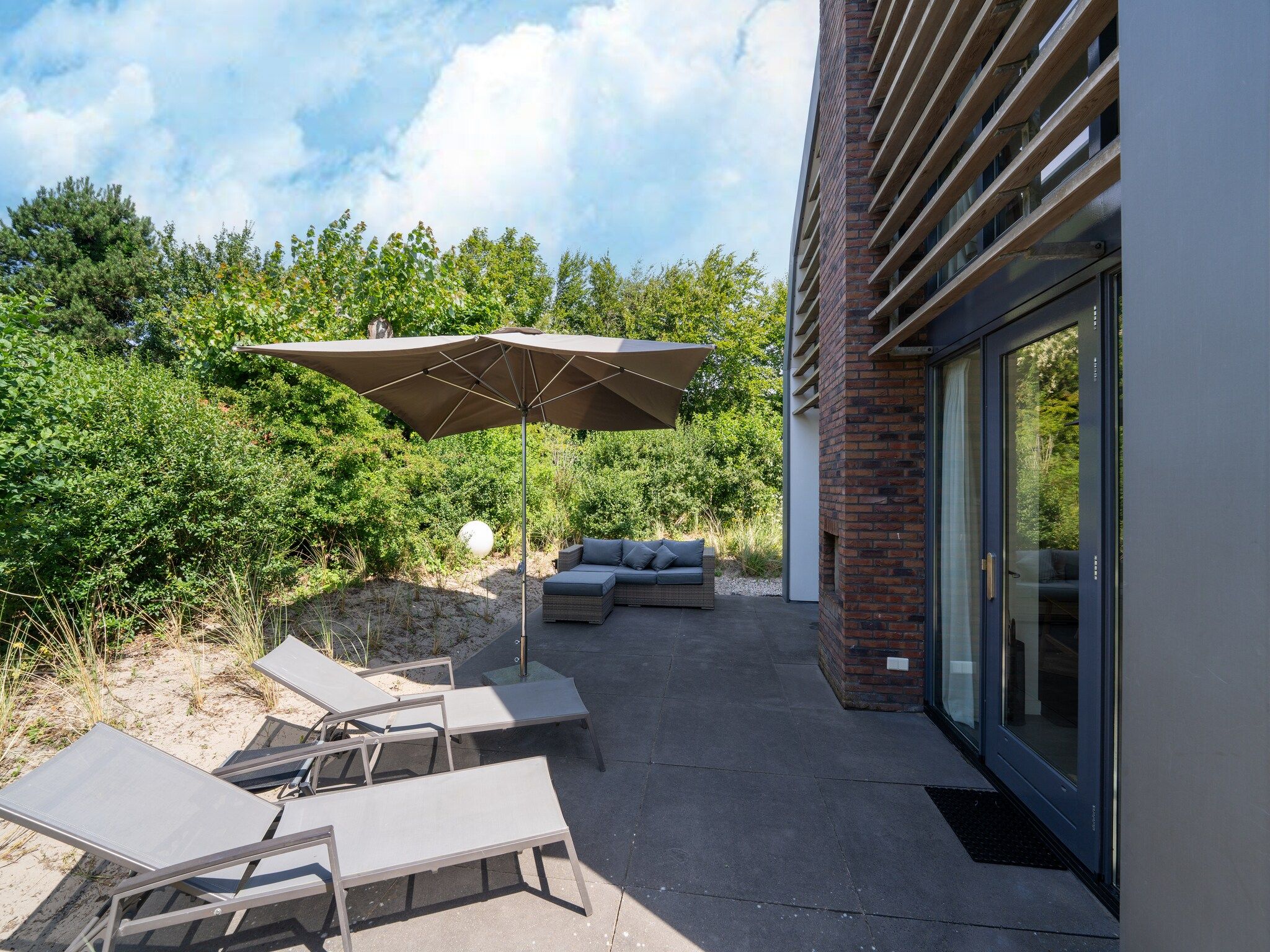 Het terras van Waterland in Egmond aan den Hoef