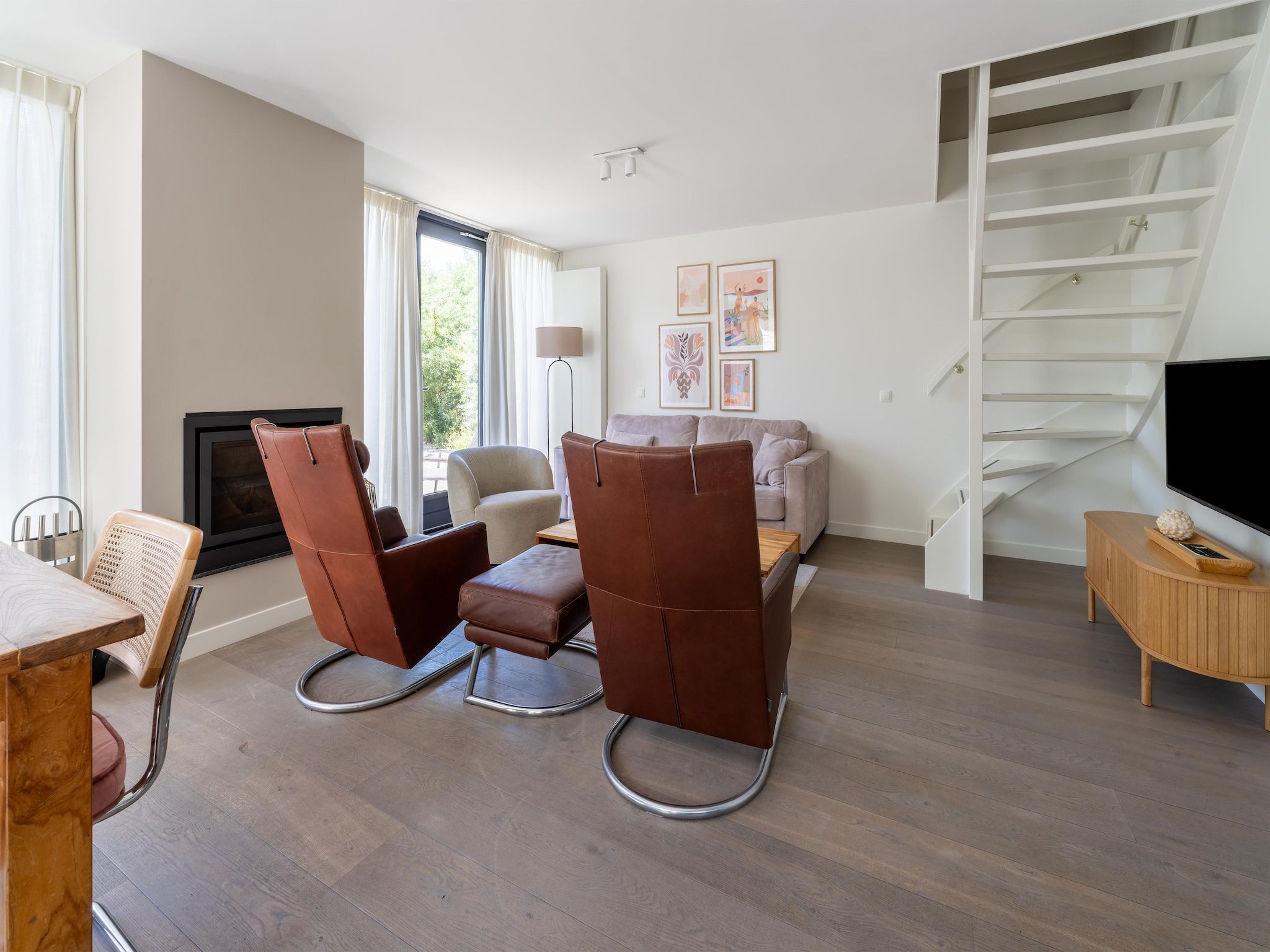 De woonkamer van Onder de molen in Egmond aan den Hoef
