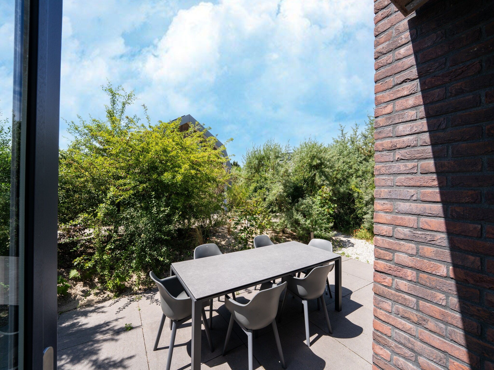 Het terras van Onder de molen in Egmond aan den Hoef