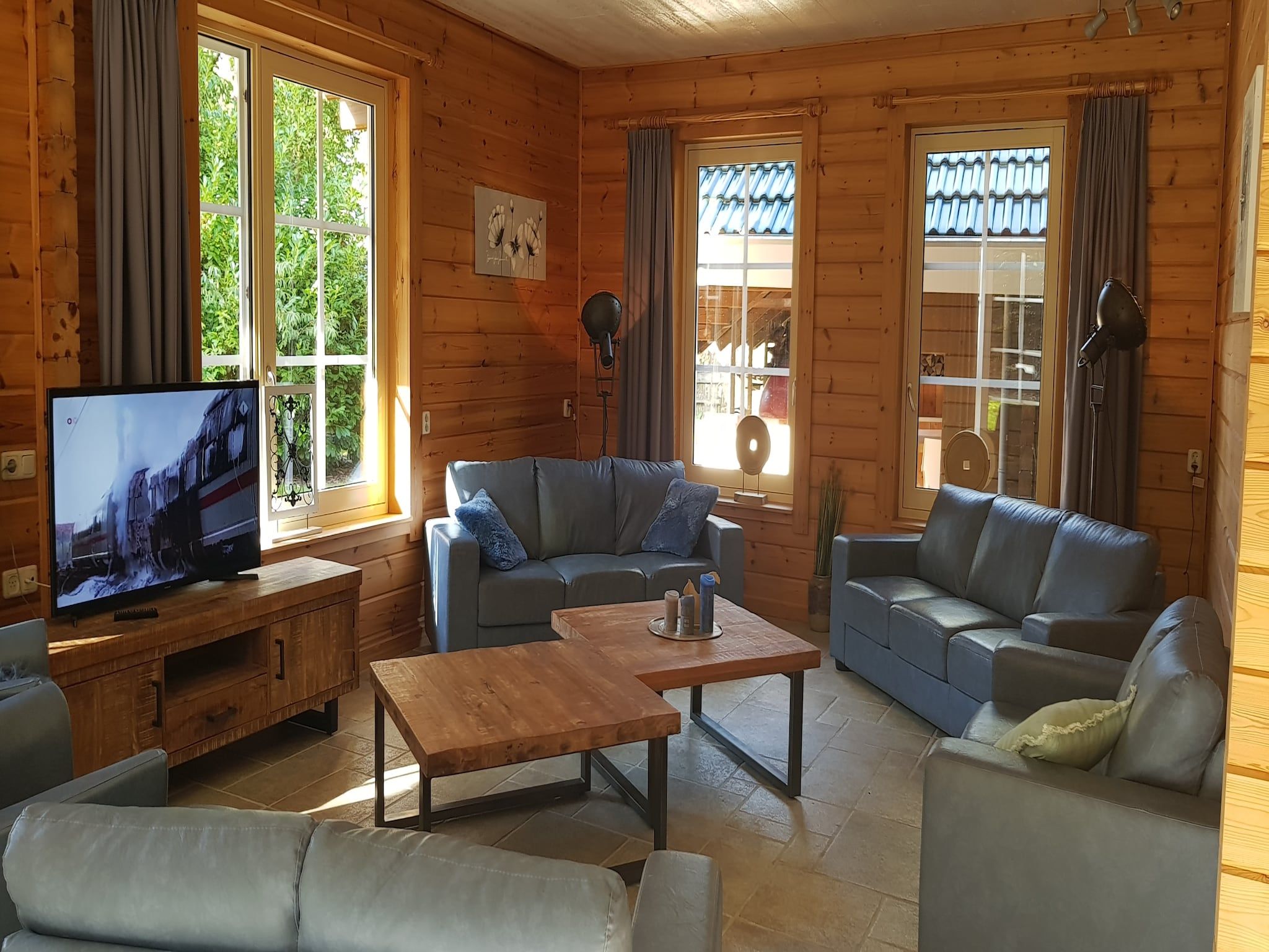 De woonkamer van Vakantiepark De Rimboe & De Woeste Hoogte 1 in Hoenderloo