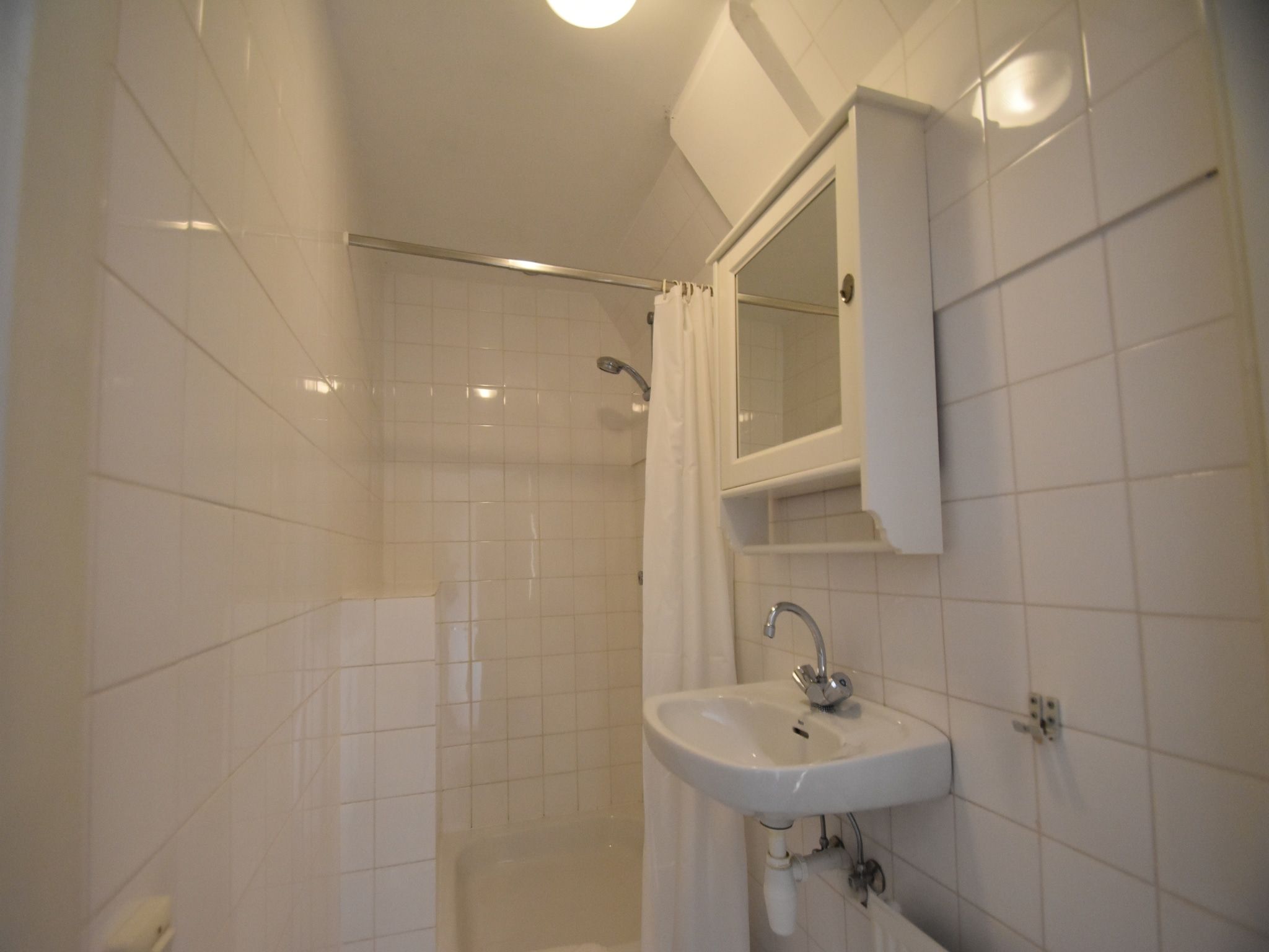 De badkamer van Huize Glory Turkoois in Bergen aan Zee