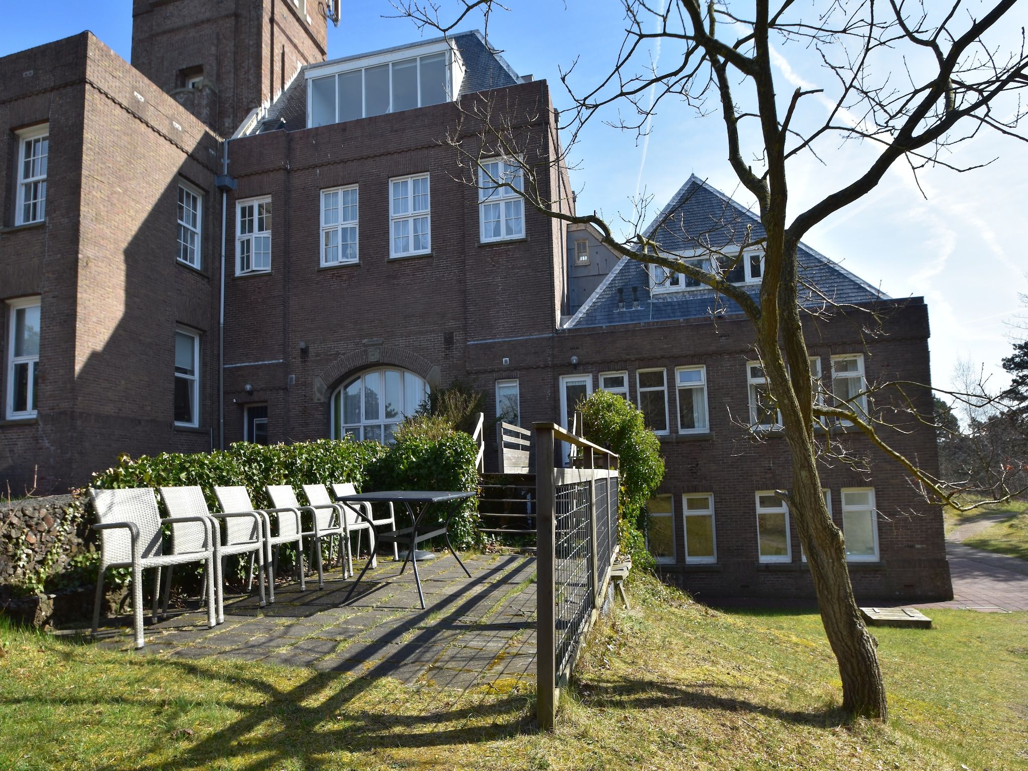 Het terras van Huize Glory Turkoois in Bergen aan Zee