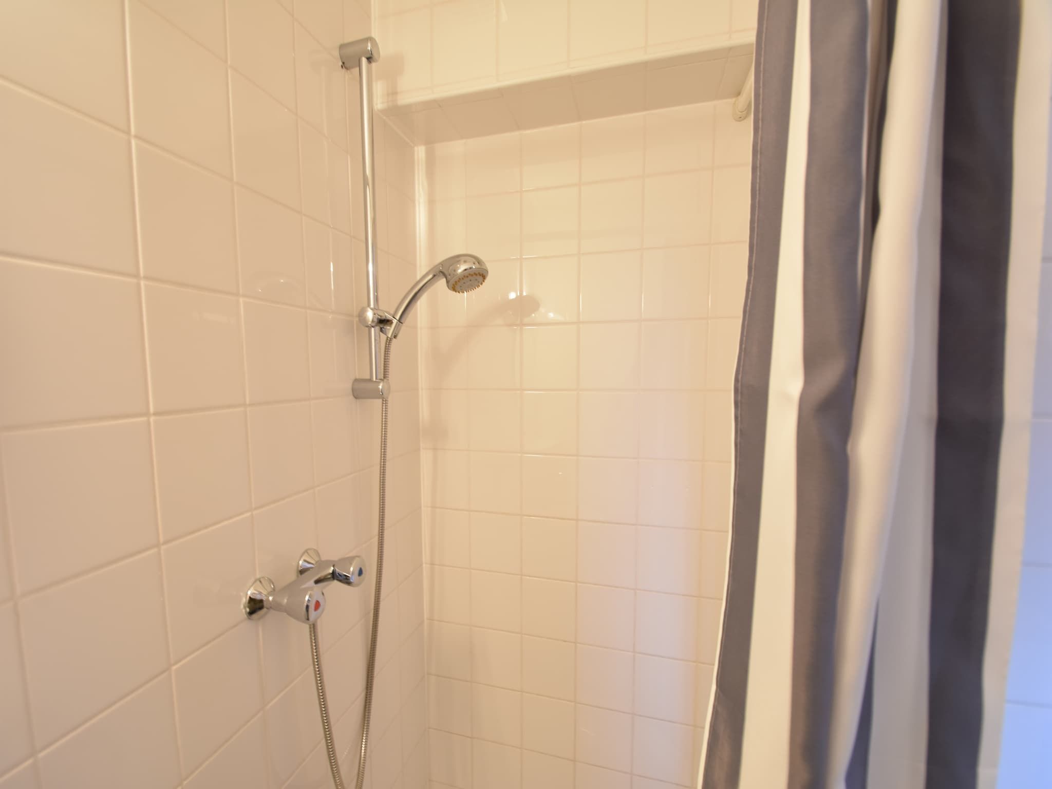 De badkamer van Huize Glory Bergkristal in Bergen aan Zee